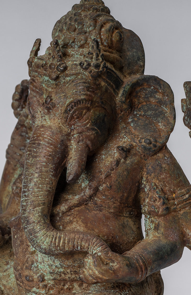 Ganesha-Statue – Sitzende indonesische Ganesha-Statue aus Bronze im antiken javanischen Stil – 20 cm.