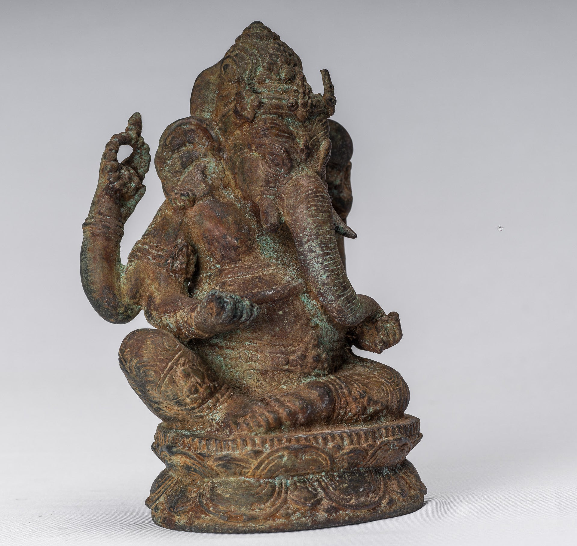 Ganesha-Statue – Sitzende indonesische Ganesha-Statue aus Bronze im antiken javanischen Stil – 20 cm.