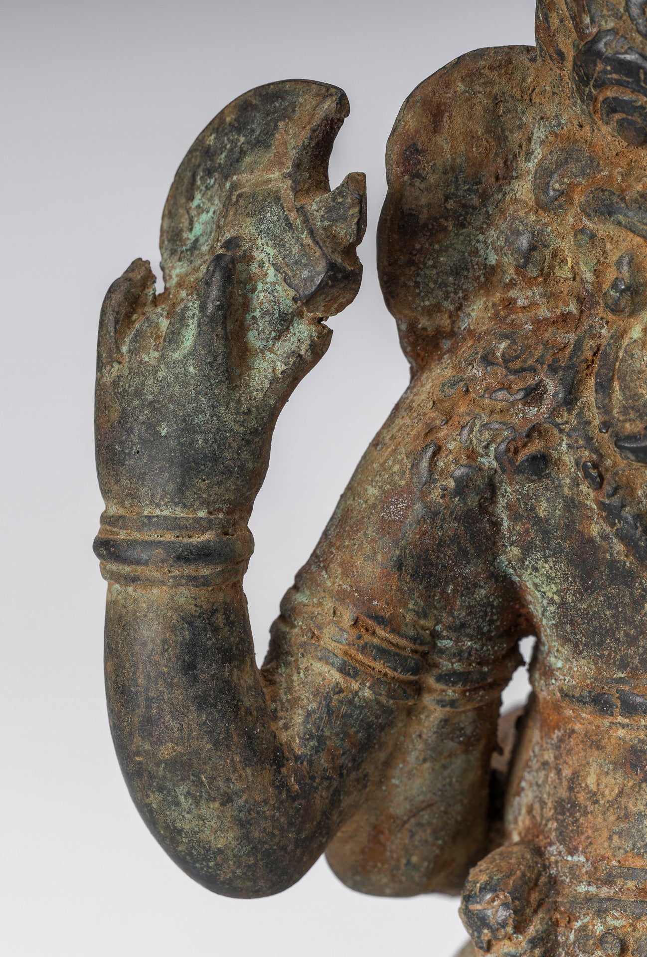 Ganesha-Statue – Sitzende indonesische Ganesha-Statue aus Bronze im antiken javanischen Stil – 20 cm.