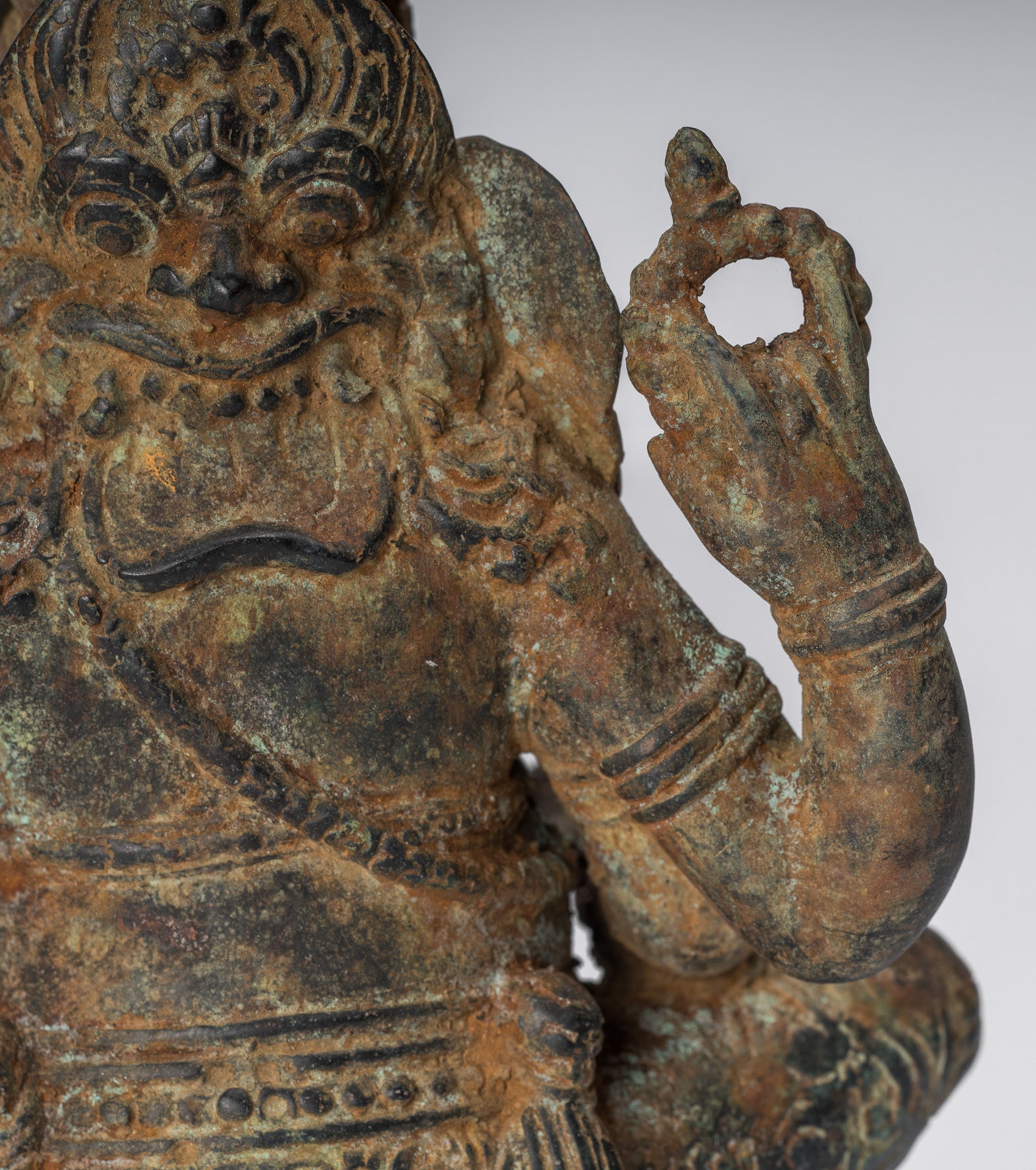 Ganesha-Statue – Sitzende indonesische Ganesha-Statue aus Bronze im antiken javanischen Stil – 20 cm.