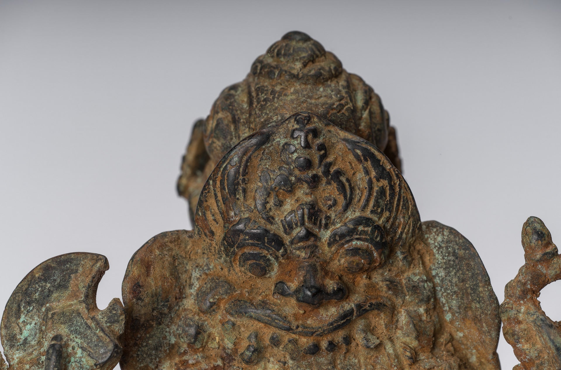 Ganesha-Statue – Sitzende indonesische Ganesha-Statue aus Bronze im antiken javanischen Stil – 20 cm.