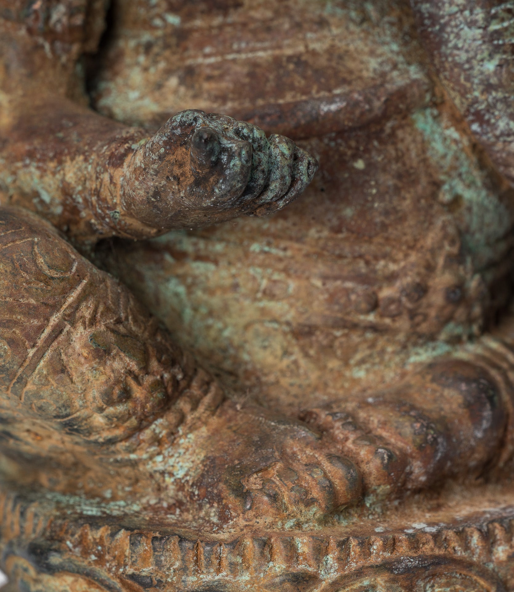 Ganesha-Statue – Sitzende indonesische Ganesha-Statue aus Bronze im antiken javanischen Stil – 20 cm.