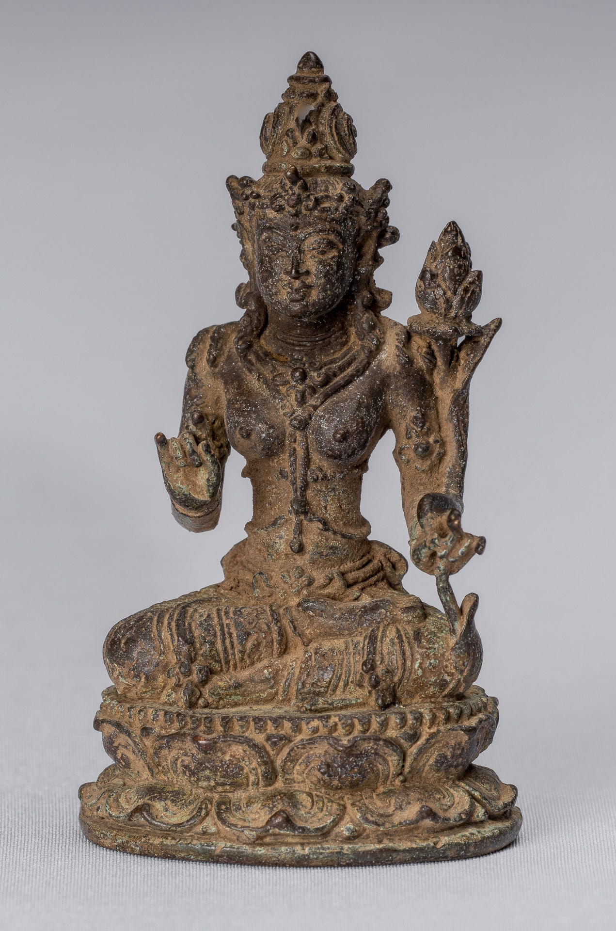 Tara-Statue – antike Majapahit-indonesische sitzende Bronze-Devi-Tara-Statue im Java-Stil – 8 cm.