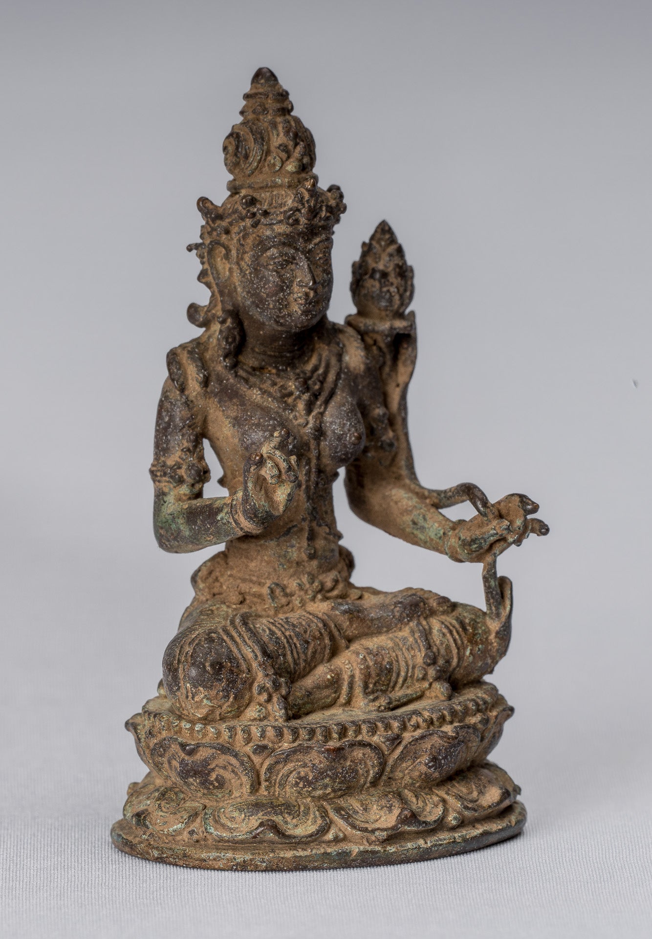 Tara-Statue – antike Majapahit-indonesische sitzende Bronze-Devi-Tara-Statue im Java-Stil – 8 cm.