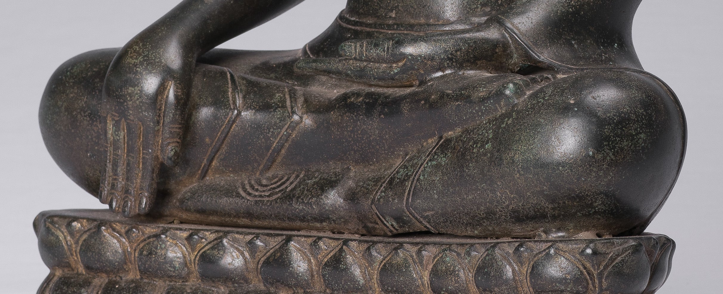 Buddha-Statue – Antik-Bronze im Khmer-Stil, Erleuchtung, sitzende Buddha-Statue – 46 cm