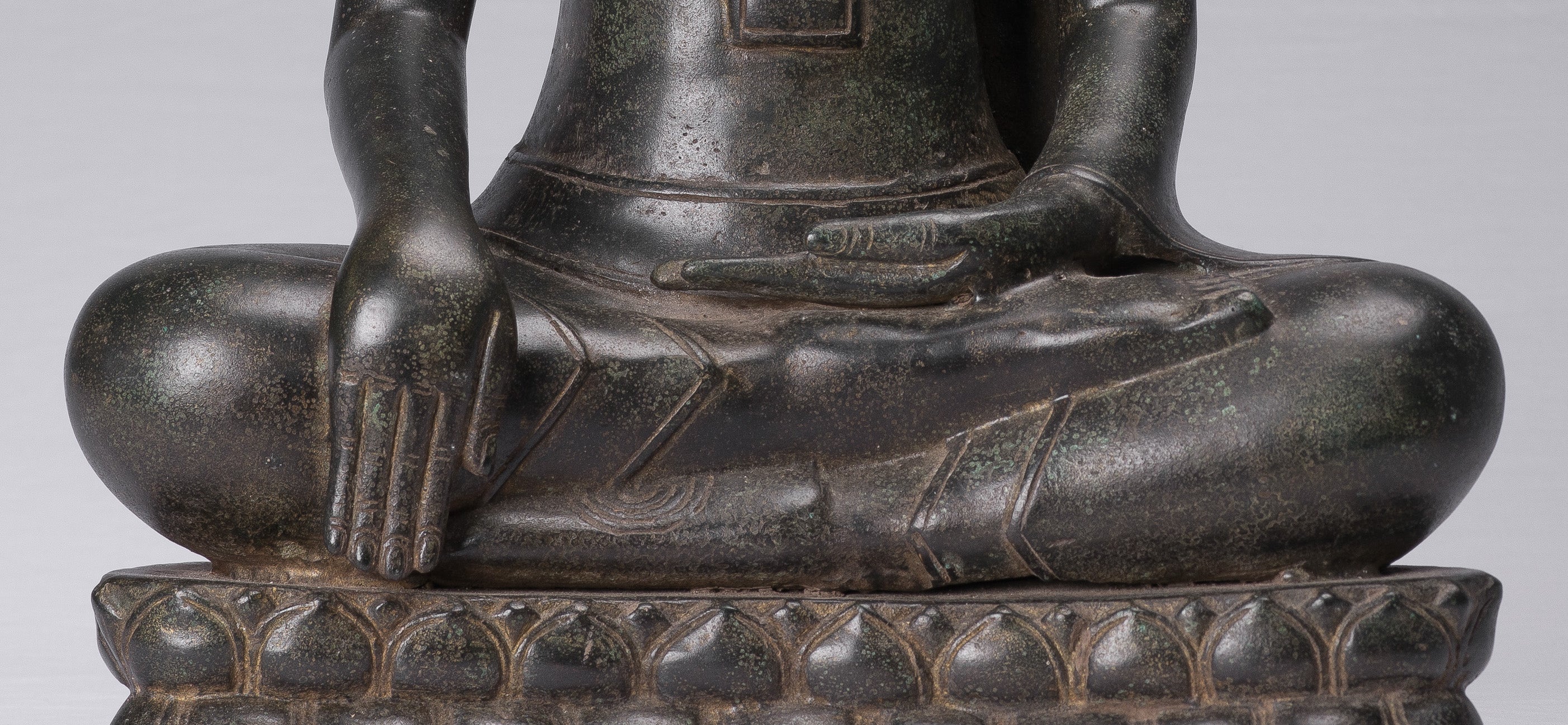 Buddha-Statue – Antik-Bronze im Khmer-Stil, Erleuchtung, sitzende Buddha-Statue – 46 cm