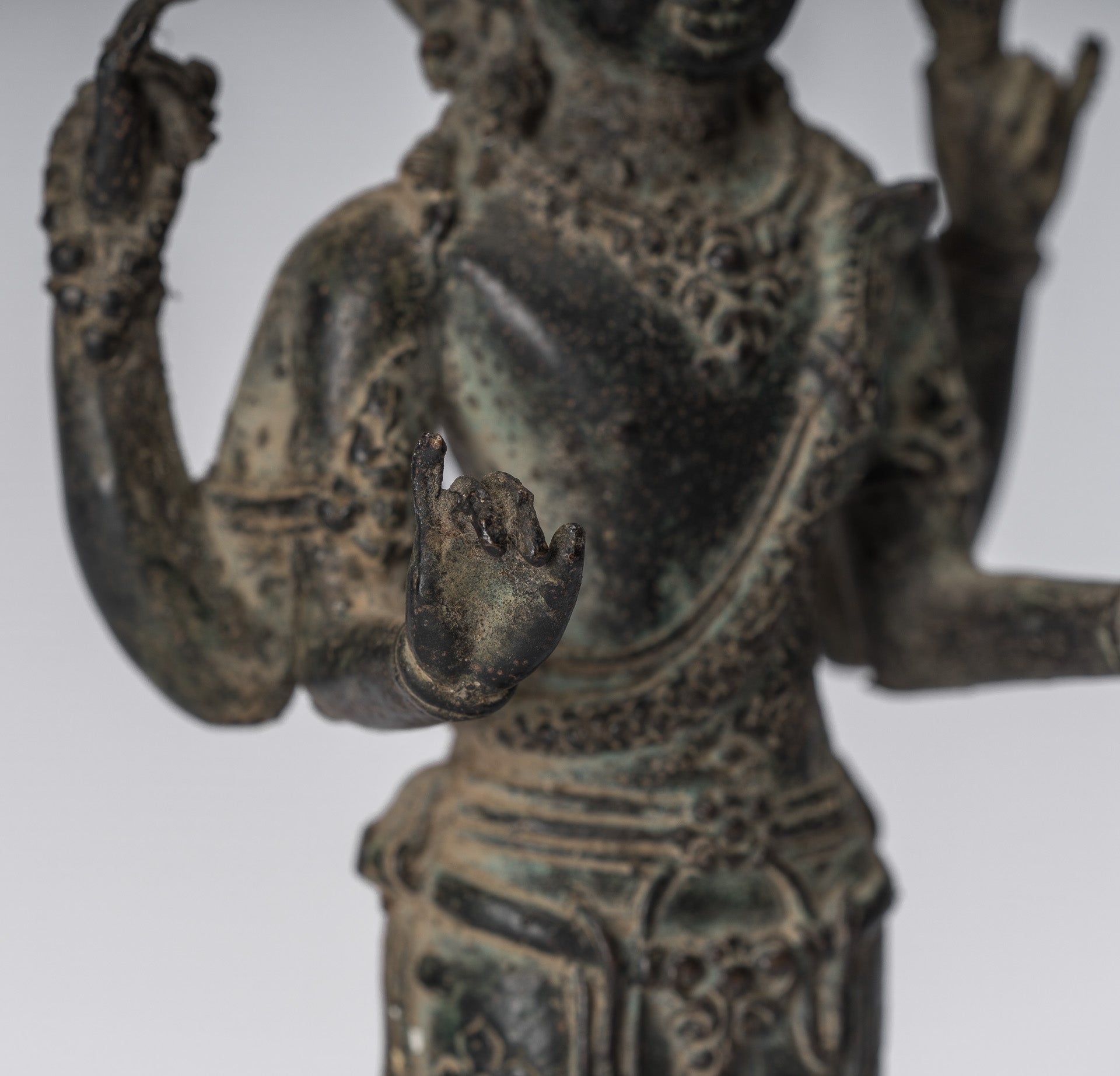 Vishnu-Statue – antike Majapahit-Statue aus Bronze im indonesischen Stil – 22 cm.