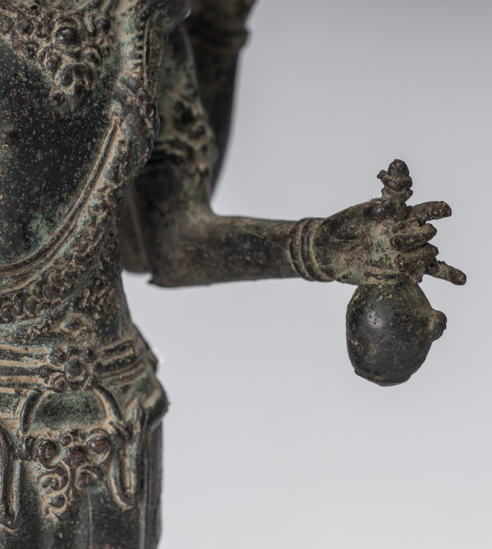 Vishnu-Statue – antike Majapahit-Statue aus Bronze im indonesischen Stil – 22 cm.