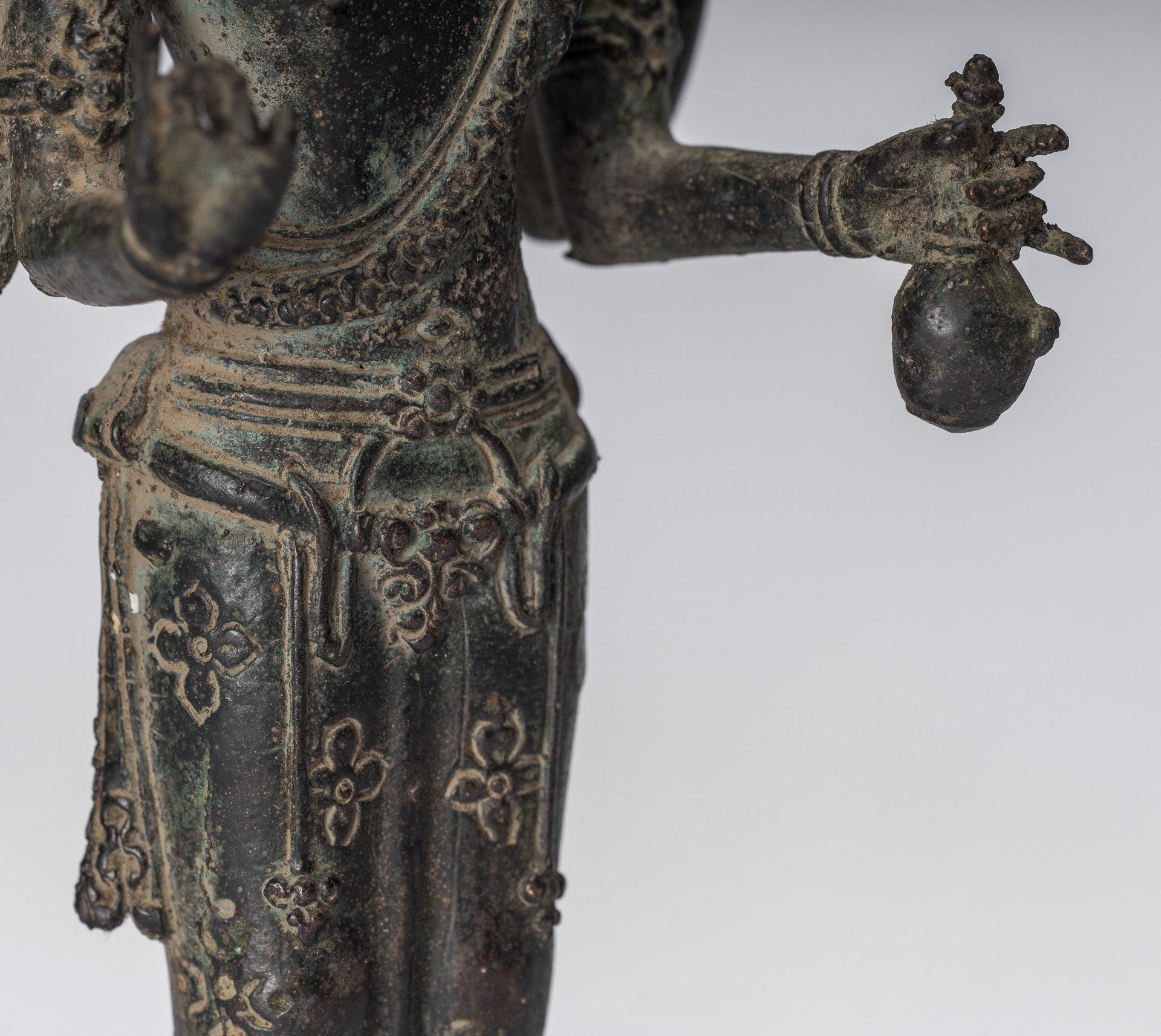 Vishnu-Statue – antike Majapahit-Statue aus Bronze im indonesischen Stil – 22 cm.