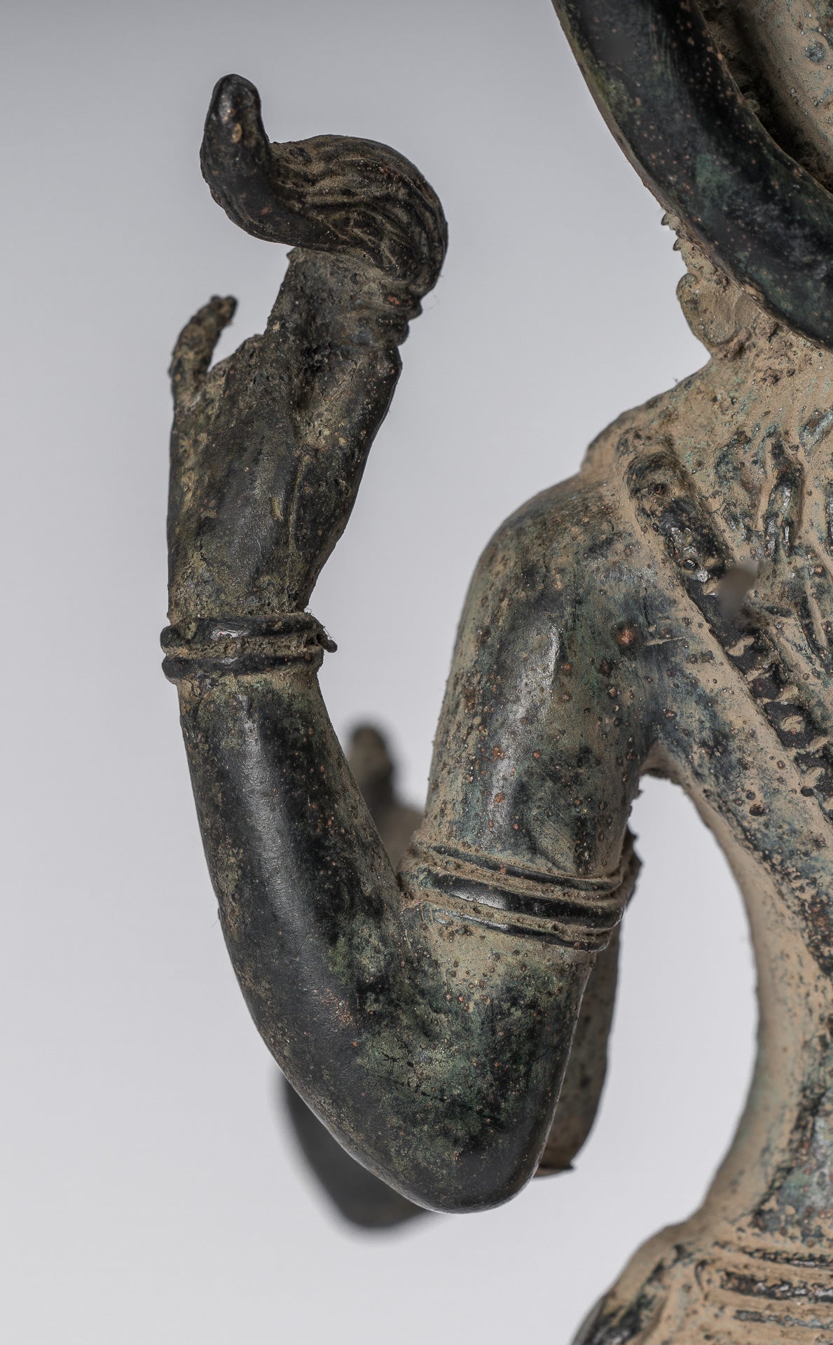 Vishnu-Statue – antike Majapahit-Statue aus Bronze im indonesischen Stil – 22 cm.