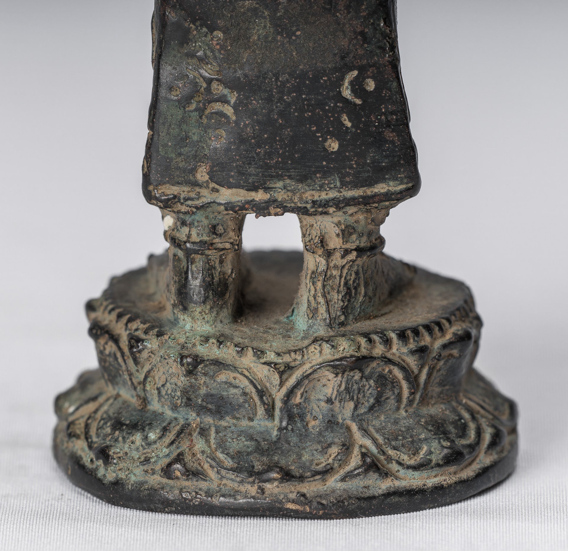 Vishnu-Statue – antike Majapahit-Statue aus Bronze im indonesischen Stil – 22 cm.