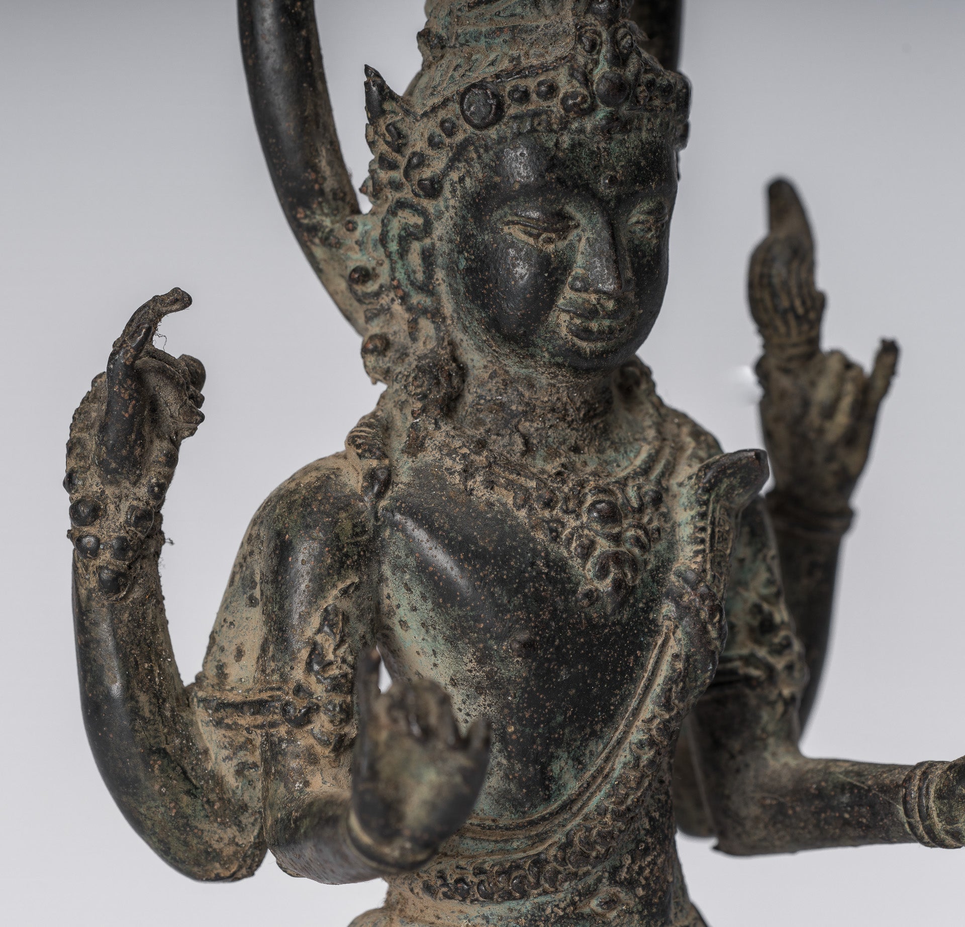 Vishnu-Statue – antike Majapahit-Statue aus Bronze im indonesischen Stil – 22 cm.
