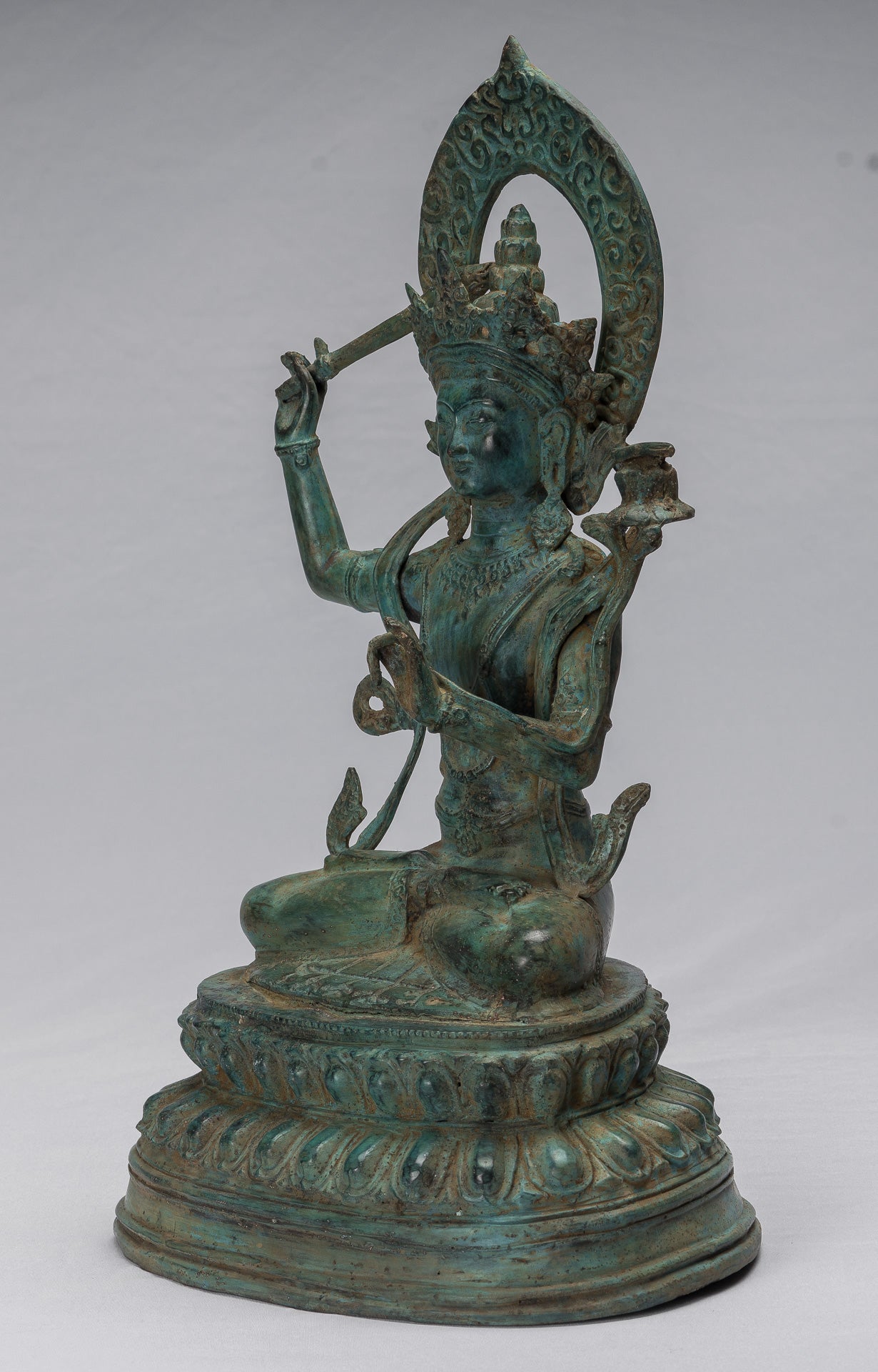 Manjushri-Statue – antike sitzende Majapahit-Gottheit aus Bronze im Java-Stil – Manjushri-Statue – 46 cm.