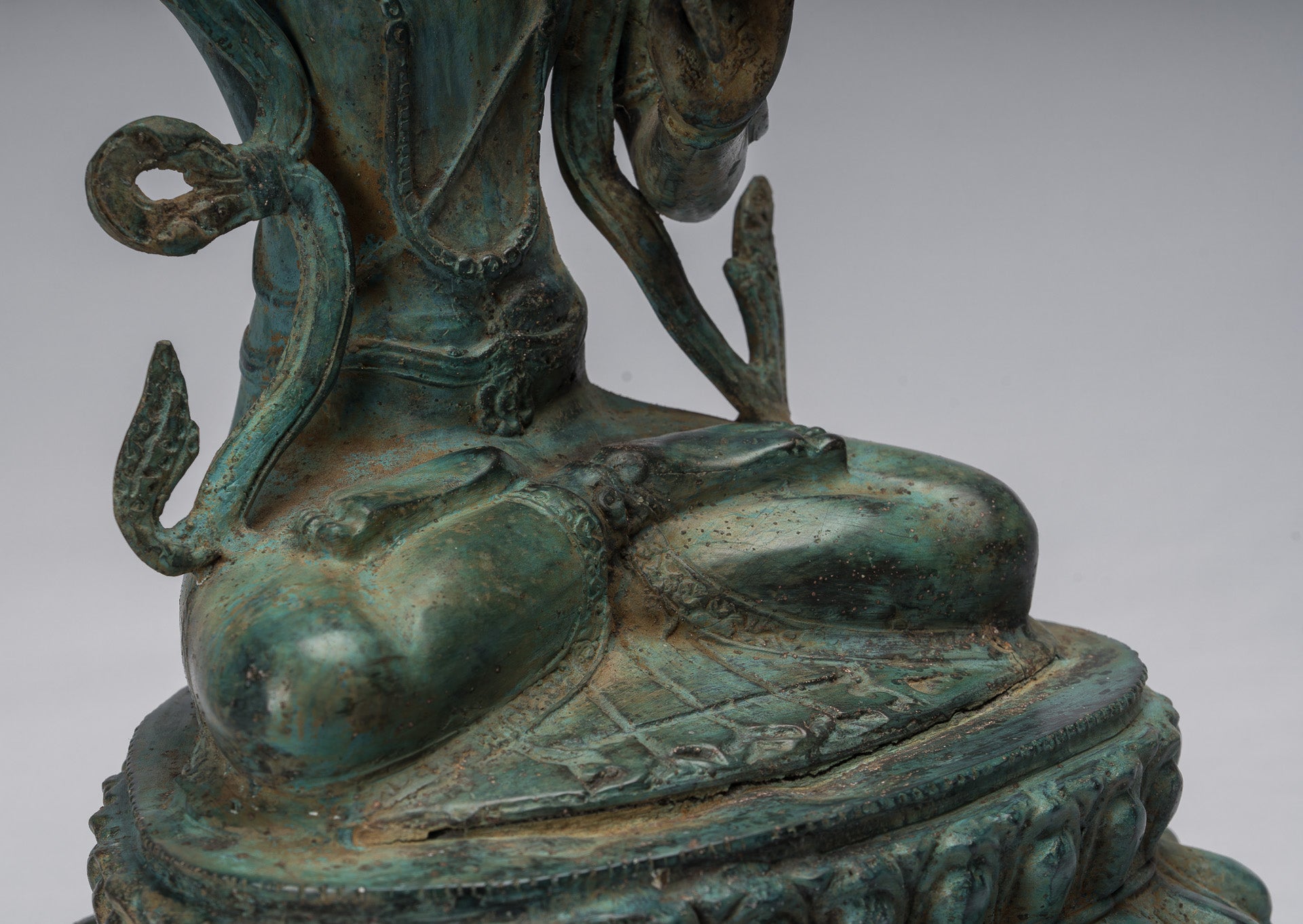 Manjushri-Statue – antike sitzende Majapahit-Gottheit aus Bronze im Java-Stil – Manjushri-Statue – 46 cm.