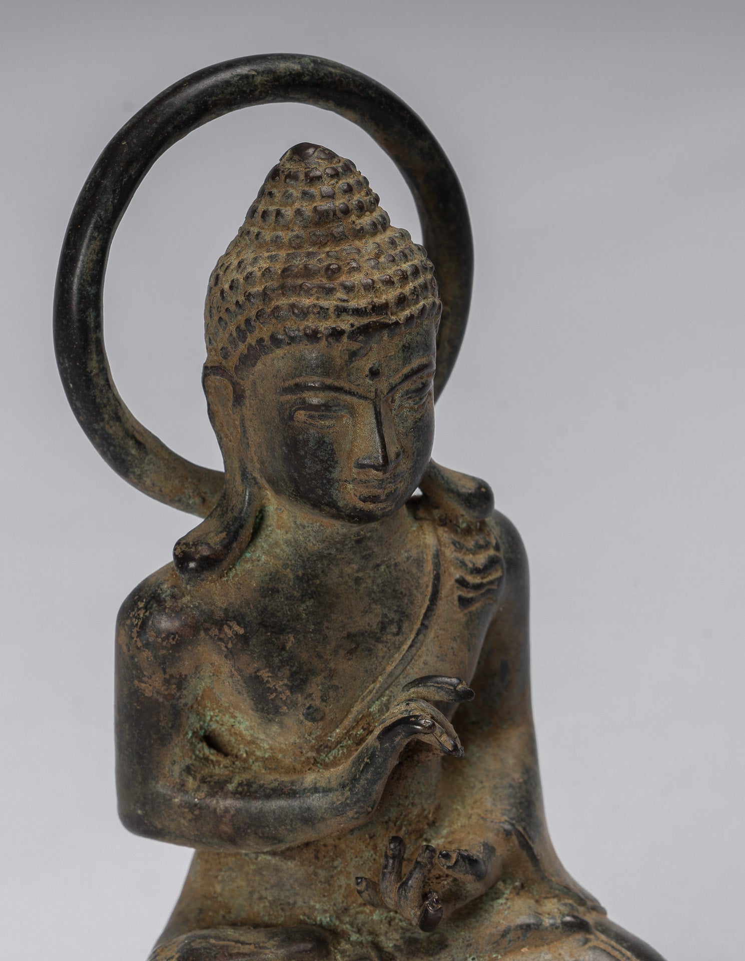 Buddha-Statue – sitzender javanischer Lehr-Buddha aus Bronze im antiken indonesischen Stil – 16 cm