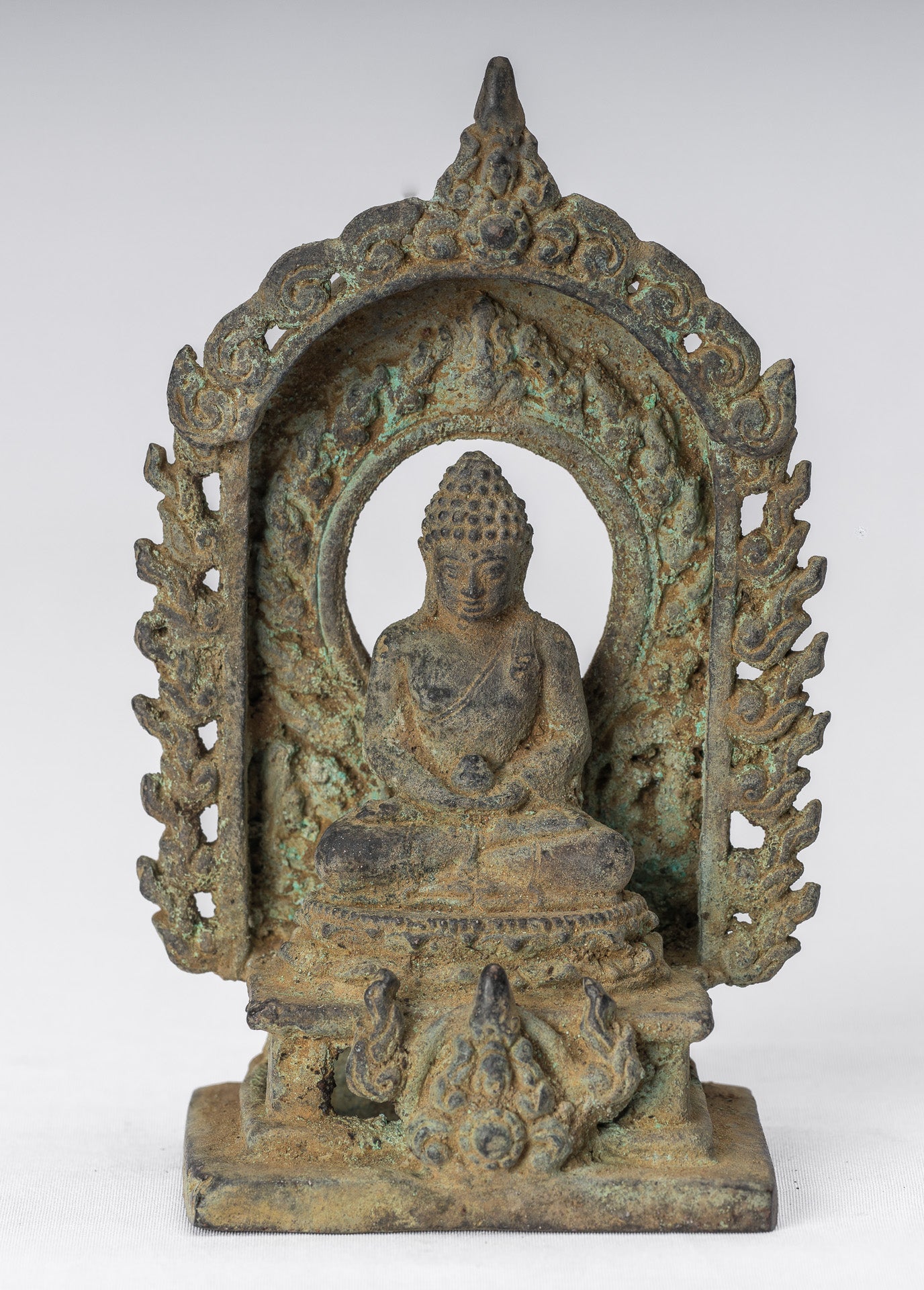 Buddha-Statue – Antike javanische Amitabha-Buddha-Statue aus Bronze im indonesischen Stil – 13,5 cm/5 Zoll