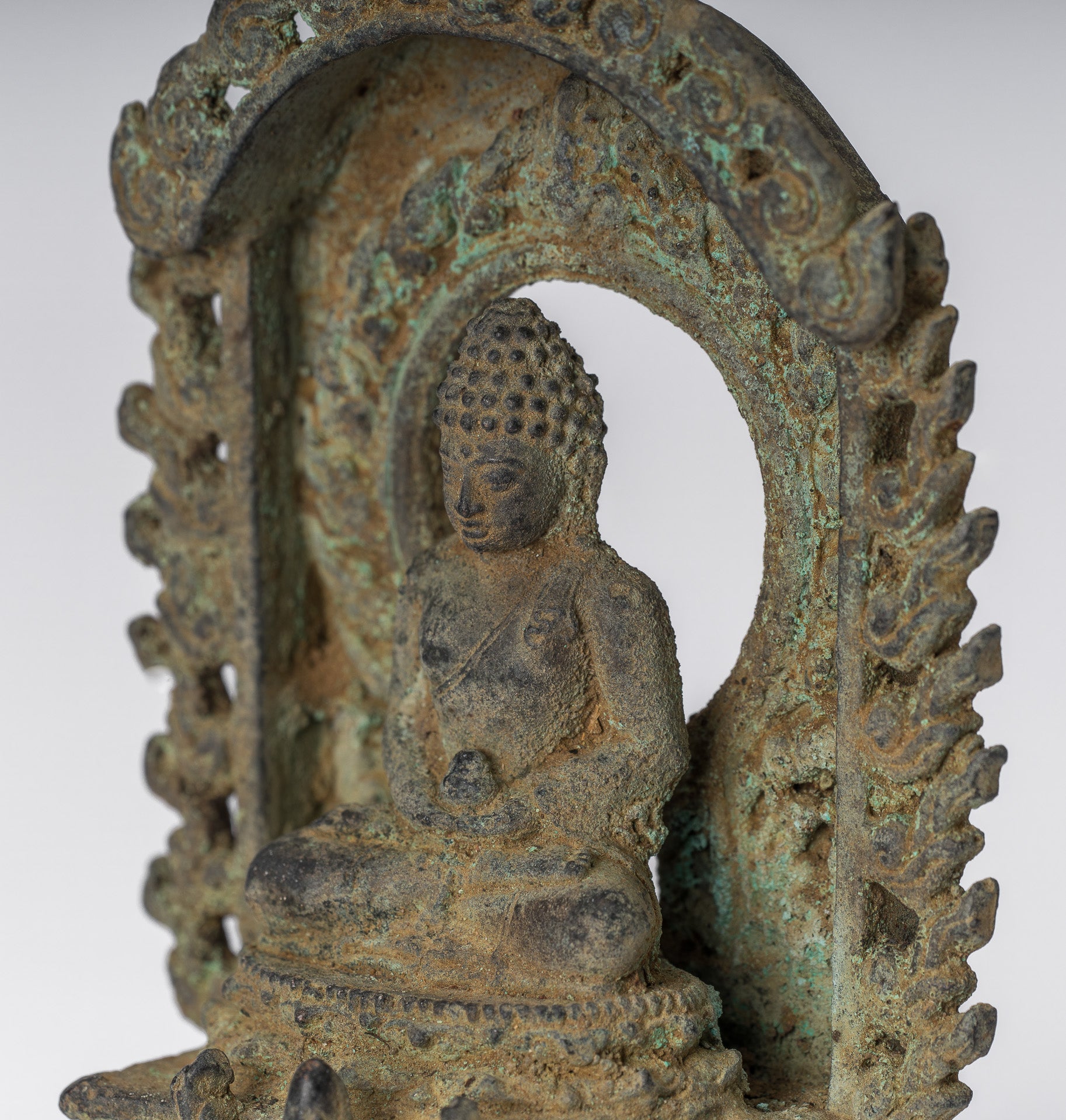 Buddha-Statue – Antike javanische Amitabha-Buddha-Statue aus Bronze im indonesischen Stil – 13,5 cm/5 Zoll