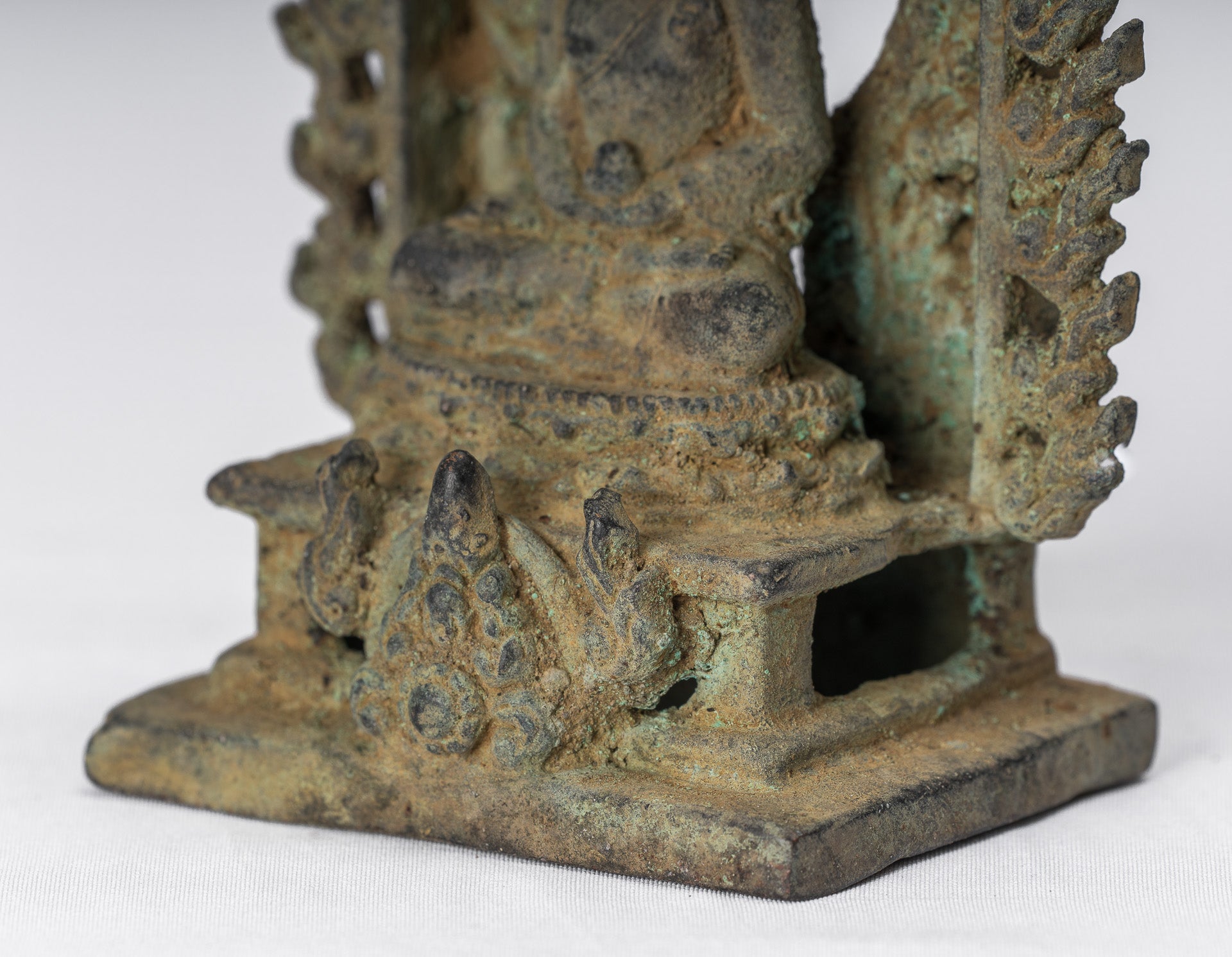 Buddha-Statue – Antike javanische Amitabha-Buddha-Statue aus Bronze im indonesischen Stil – 13,5 cm/5 Zoll