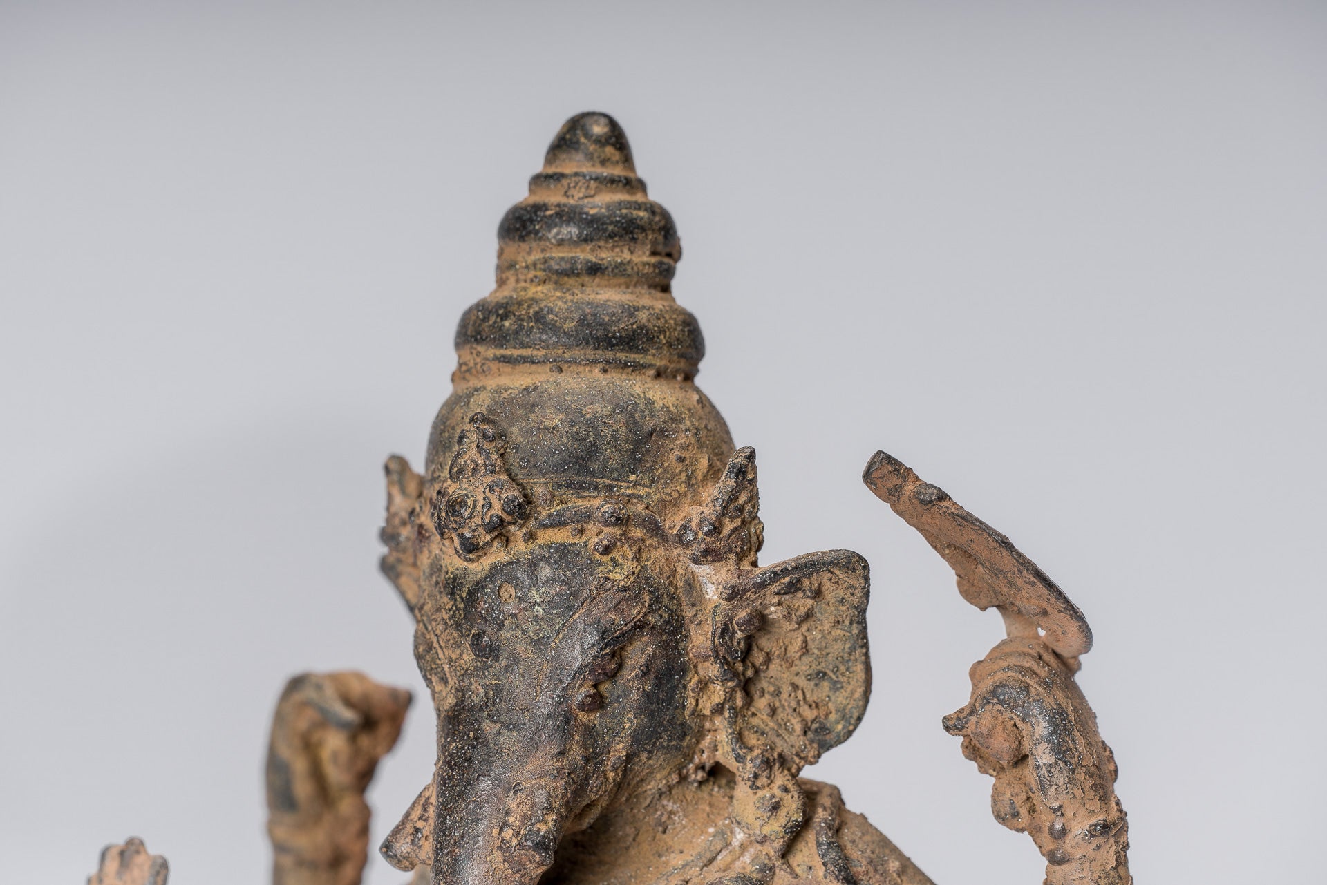 Ganesha Statue. Antike javanische Stil Bronze Sitzende indonesische Ganesha Statue mit 25cm/10"