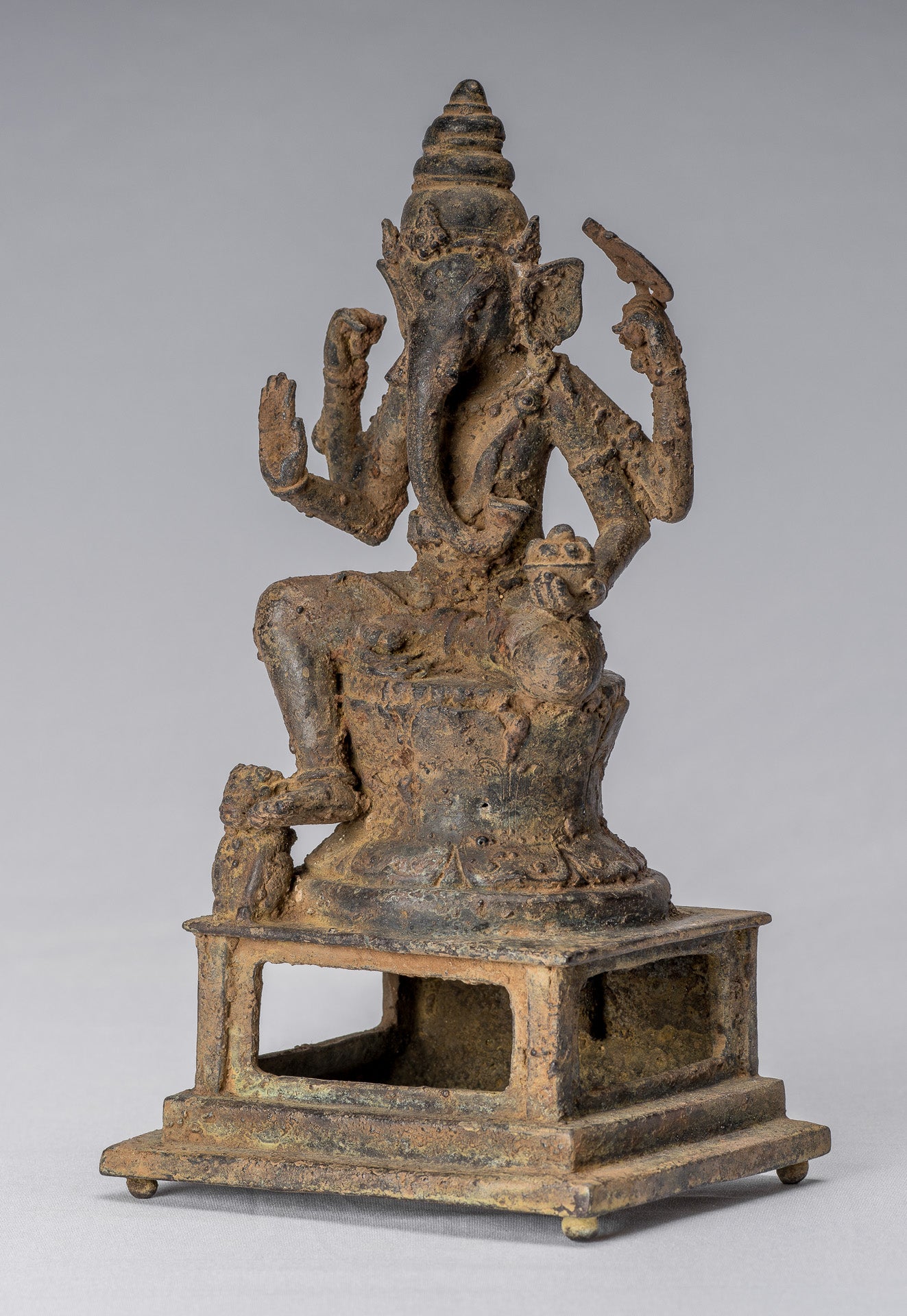 Ganesha Statue. Antike javanische Stil Bronze Sitzende indonesische Ganesha Statue mit 25cm/10"