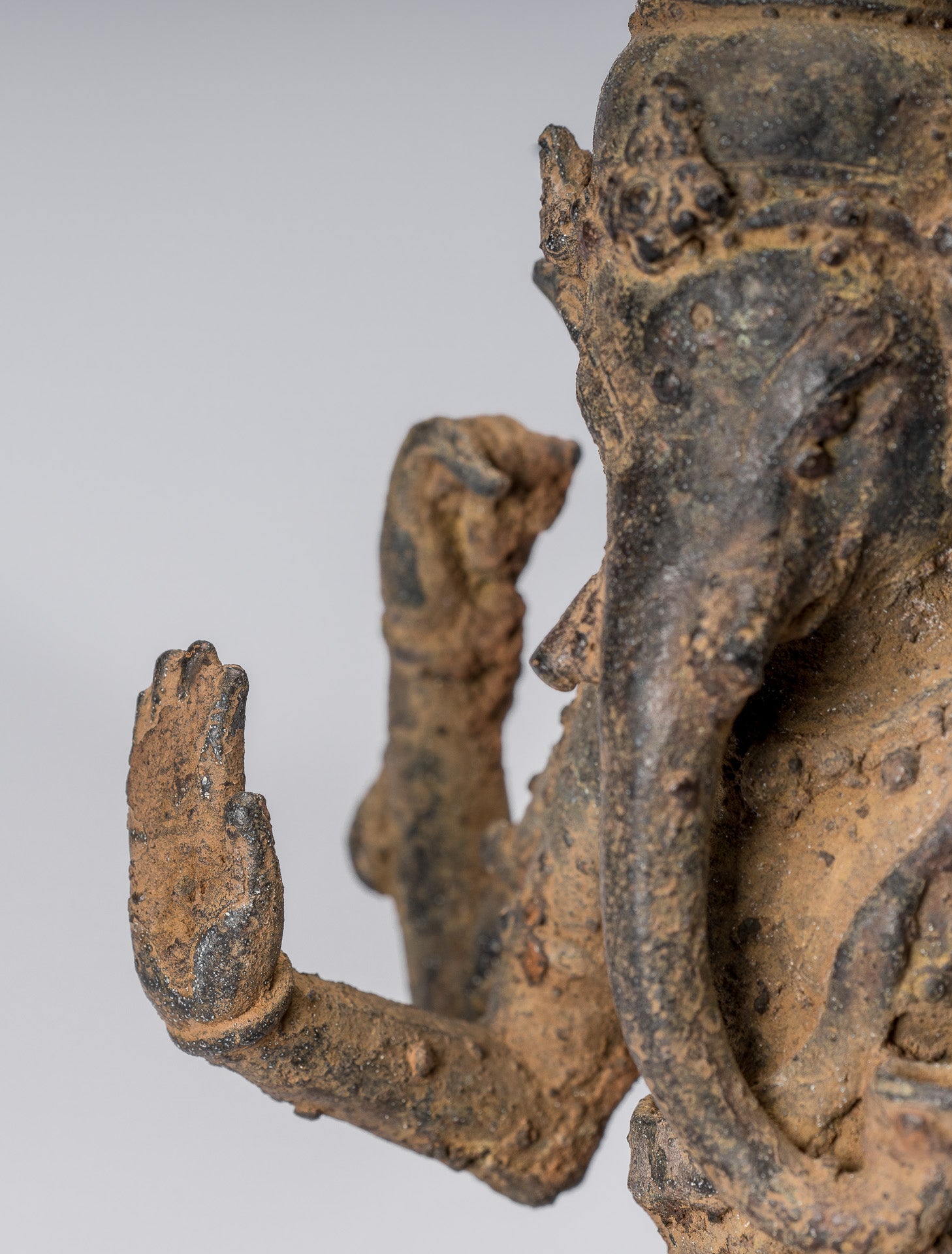 Ganesha Statue. Antike javanische Stil Bronze Sitzende indonesische Ganesha Statue mit 25cm/10"