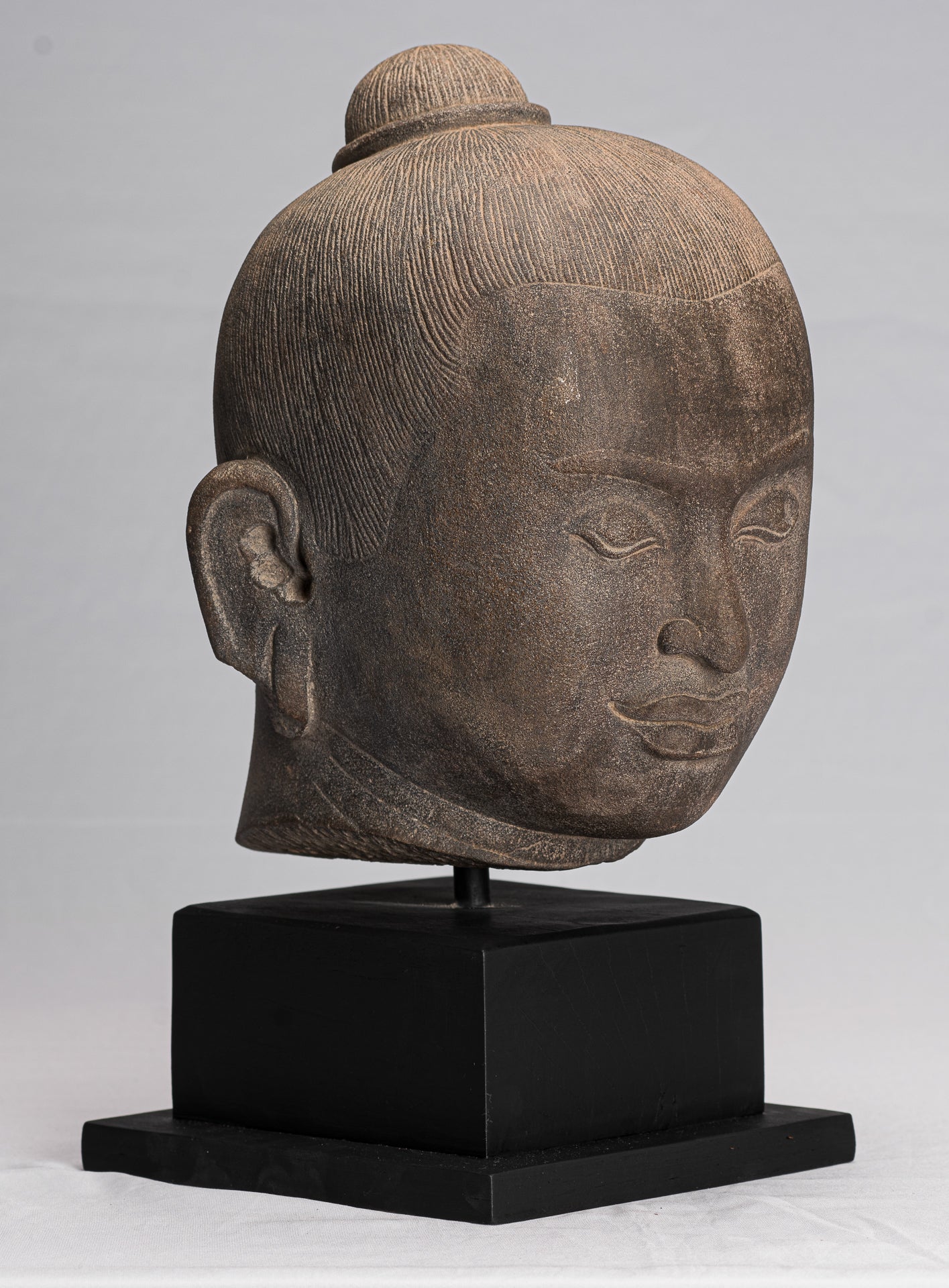 Statua di Jayavarman - Stone montato in stile Khmer Antique Jayavarman VII Statua della testa - 38 cm/15 "