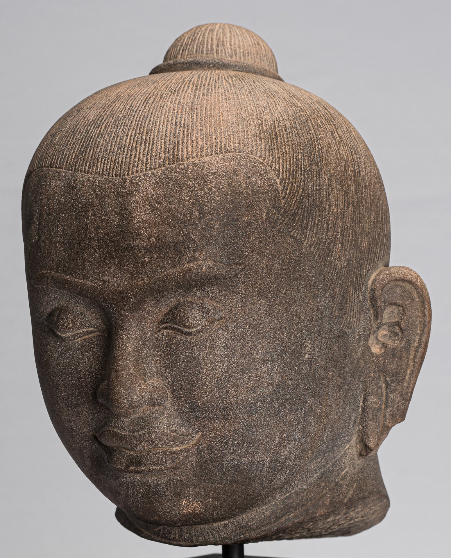 Statua di Jayavarman - Stone montato in stile Khmer Antique Jayavarman VII Statua della testa - 38 cm/15 "