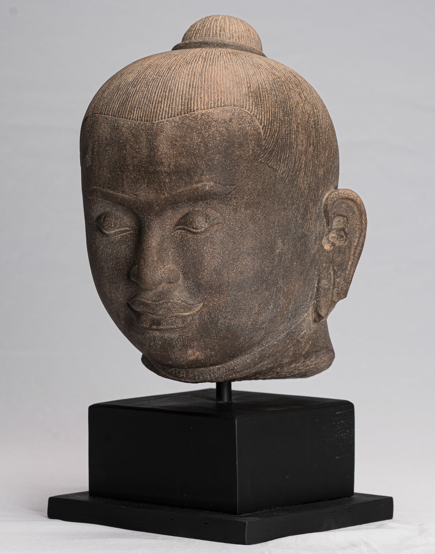 Statua di Jayavarman - Stone montato in stile Khmer Antique Jayavarman VII Statua della testa - 38 cm/15 "