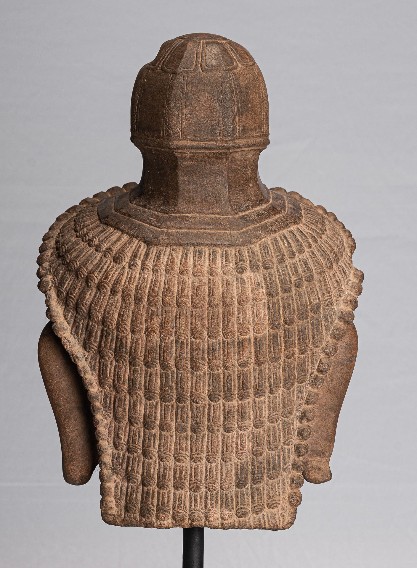 Antiker, auf Khmer-Stein montierter Dvarapala-Tempelwächter im Angkor Wat-Stil – 50 cm.