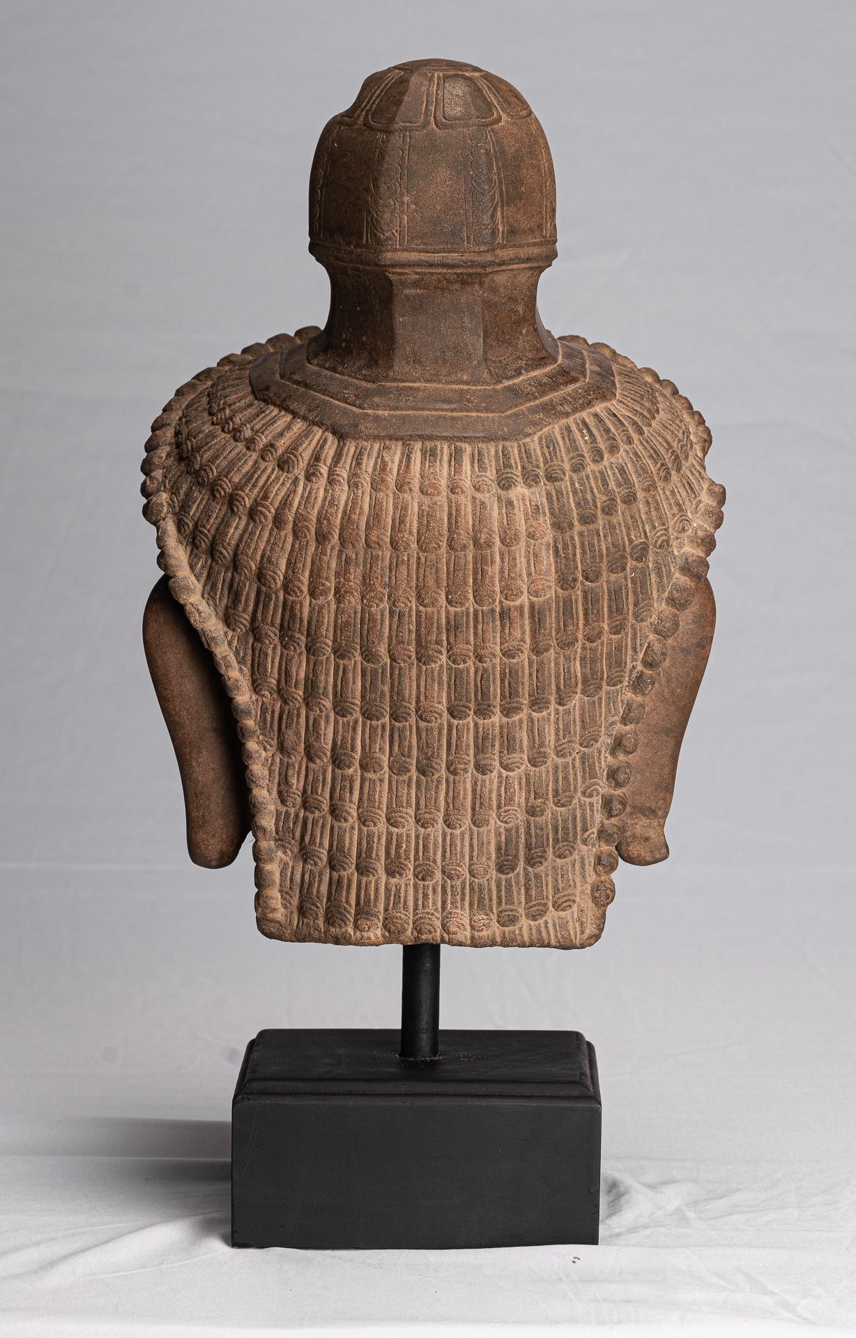 Antiker, auf Khmer-Stein montierter Dvarapala-Tempelwächter im Angkor Wat-Stil – 50 cm.