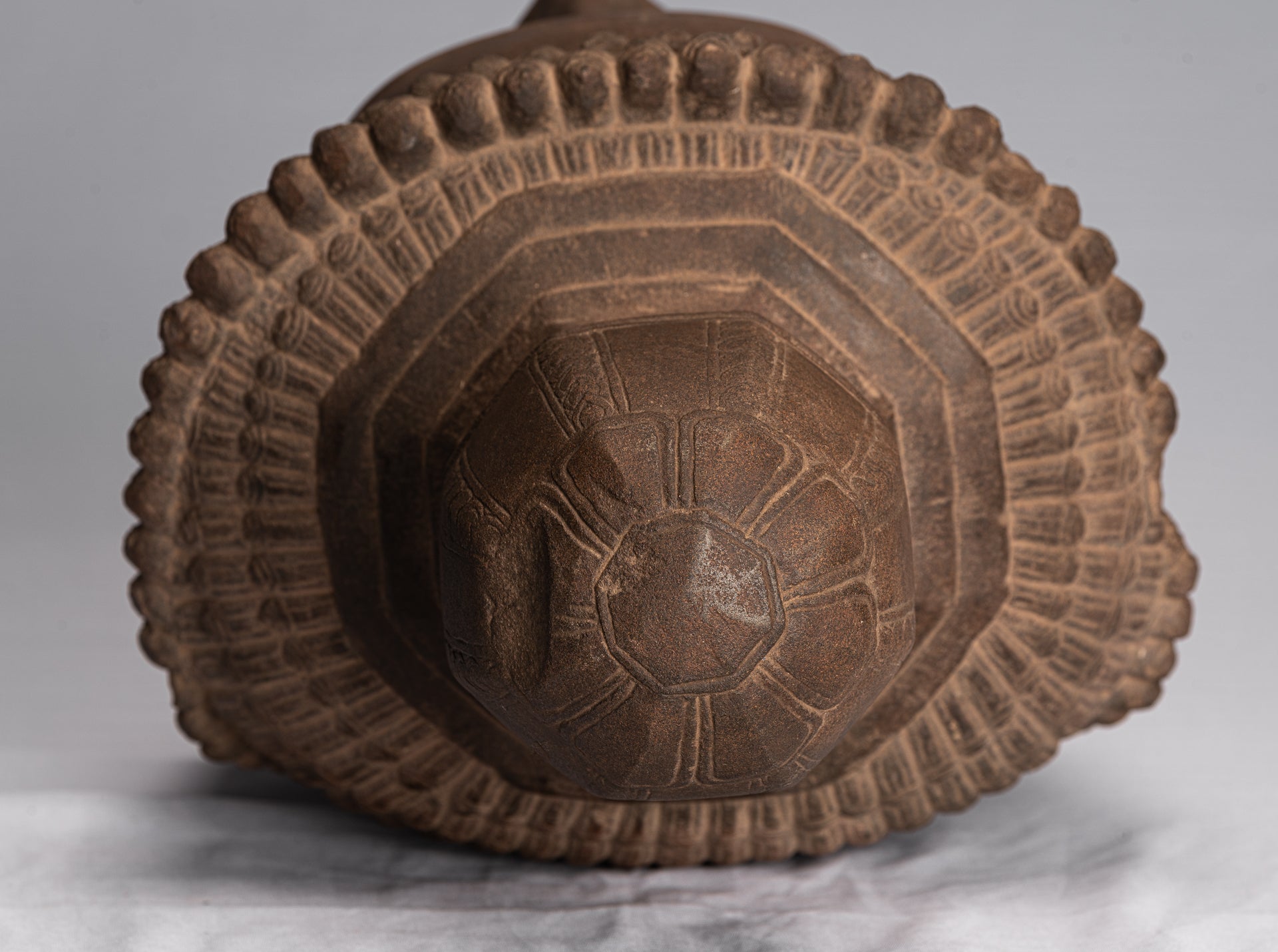 Antiker, auf Khmer-Stein montierter Dvarapala-Tempelwächter im Angkor Wat-Stil – 50 cm.