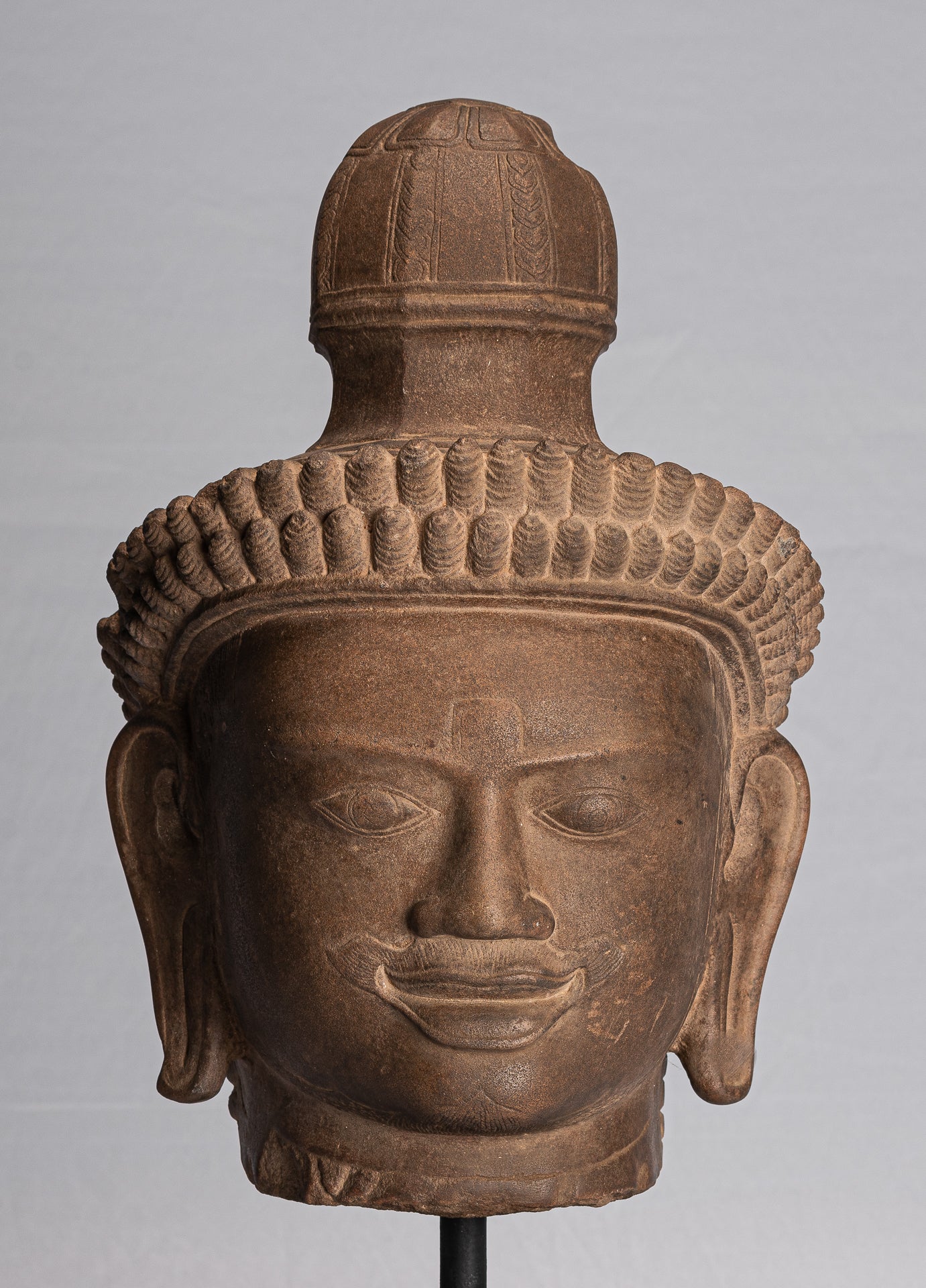 Antiker, auf Khmer-Stein montierter Dvarapala-Tempelwächter im Angkor Wat-Stil – 50 cm.