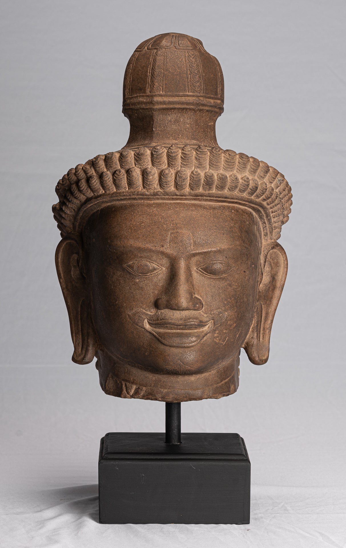 Antiker, auf Khmer-Stein montierter Dvarapala-Tempelwächter im Angkor Wat-Stil – 50 cm.