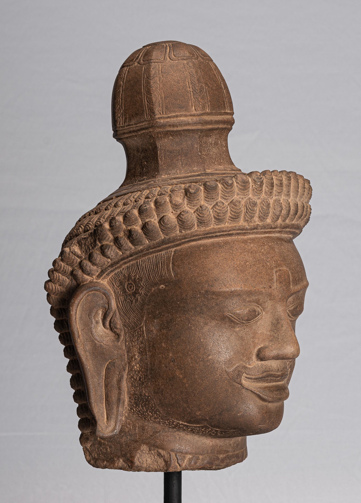 Antiker, auf Khmer-Stein montierter Dvarapala-Tempelwächter im Angkor Wat-Stil – 50 cm.