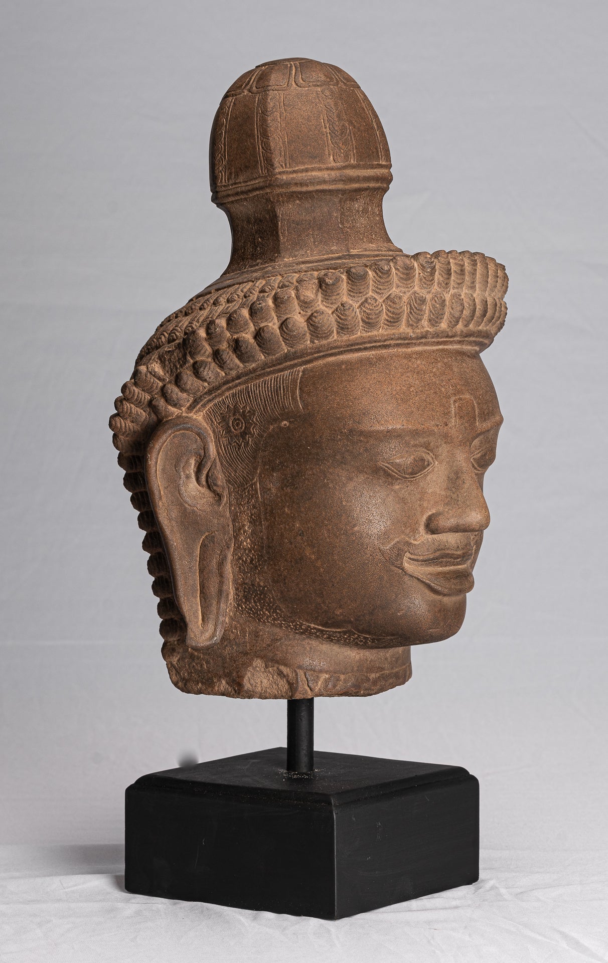 Antiker, auf Khmer-Stein montierter Dvarapala-Tempelwächter im Angkor Wat-Stil – 50 cm.