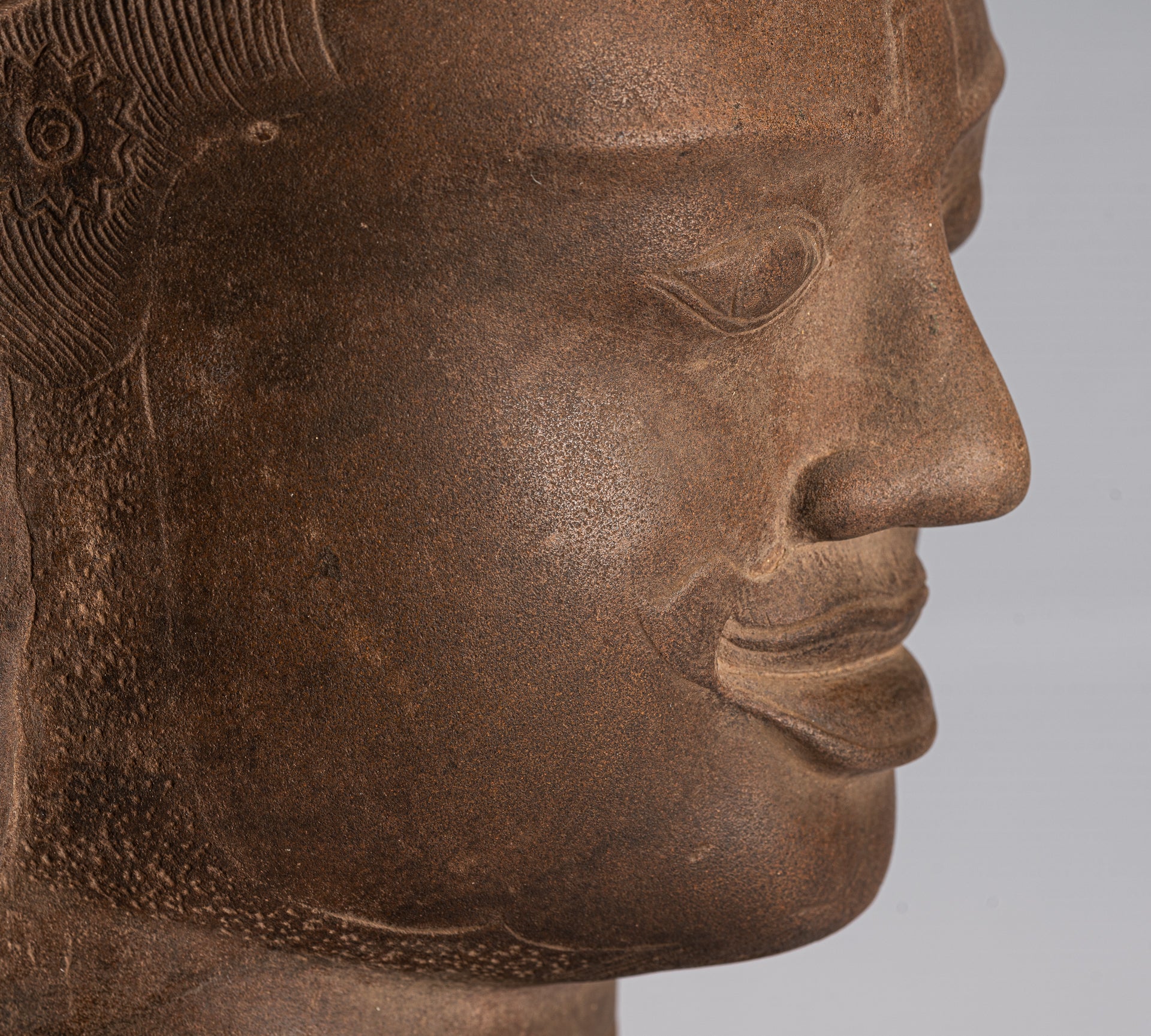 Antiker, auf Khmer-Stein montierter Dvarapala-Tempelwächter im Angkor Wat-Stil – 50 cm.