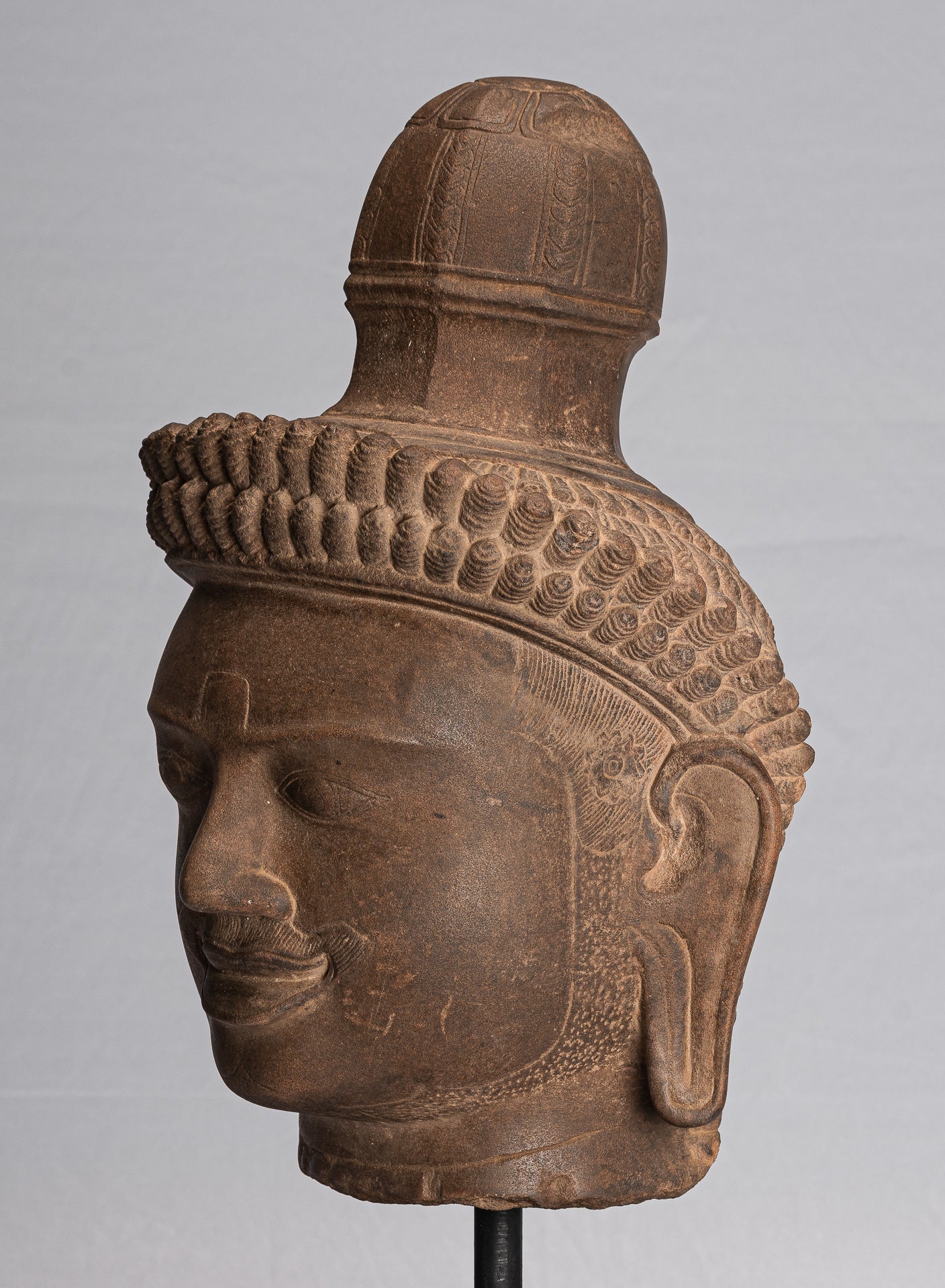 Antiker, auf Khmer-Stein montierter Dvarapala-Tempelwächter im Angkor Wat-Stil – 50 cm.