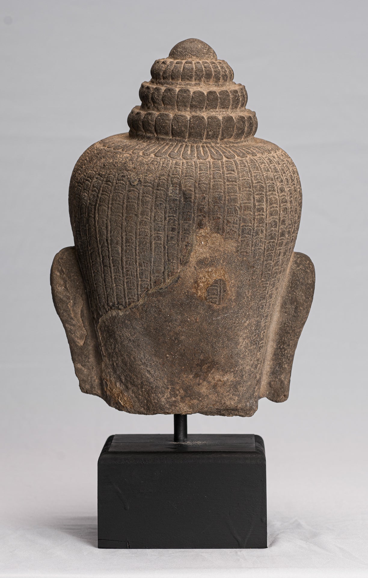 Buddha-Statue – Bayon-Buddha-Kopfstatue im antiken Khmer-Stil auf Stein montiert – 42 cm/17 Zoll