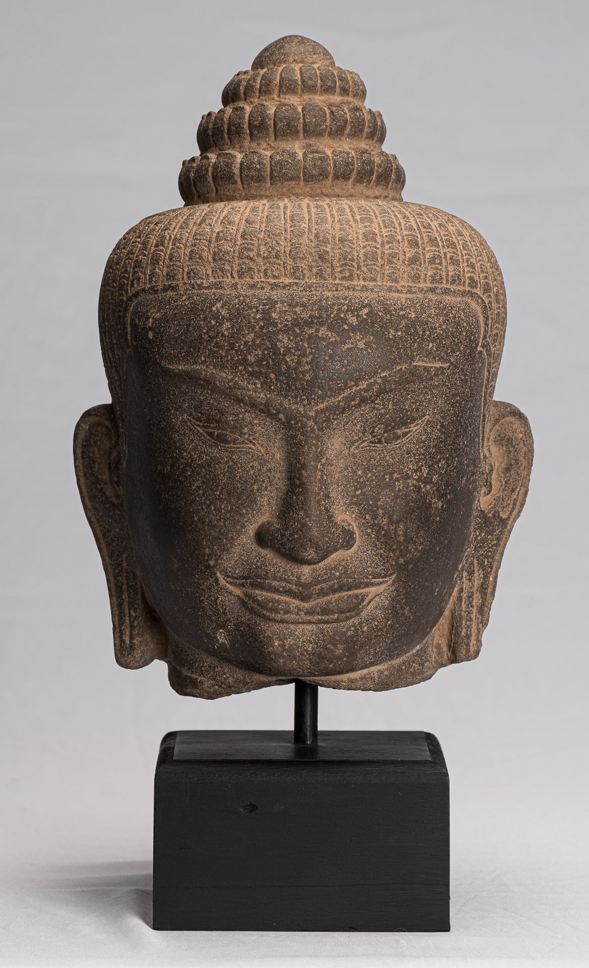 Buddha-Statue – Bayon-Buddha-Kopfstatue im antiken Khmer-Stil auf Stein montiert – 42 cm/17 Zoll