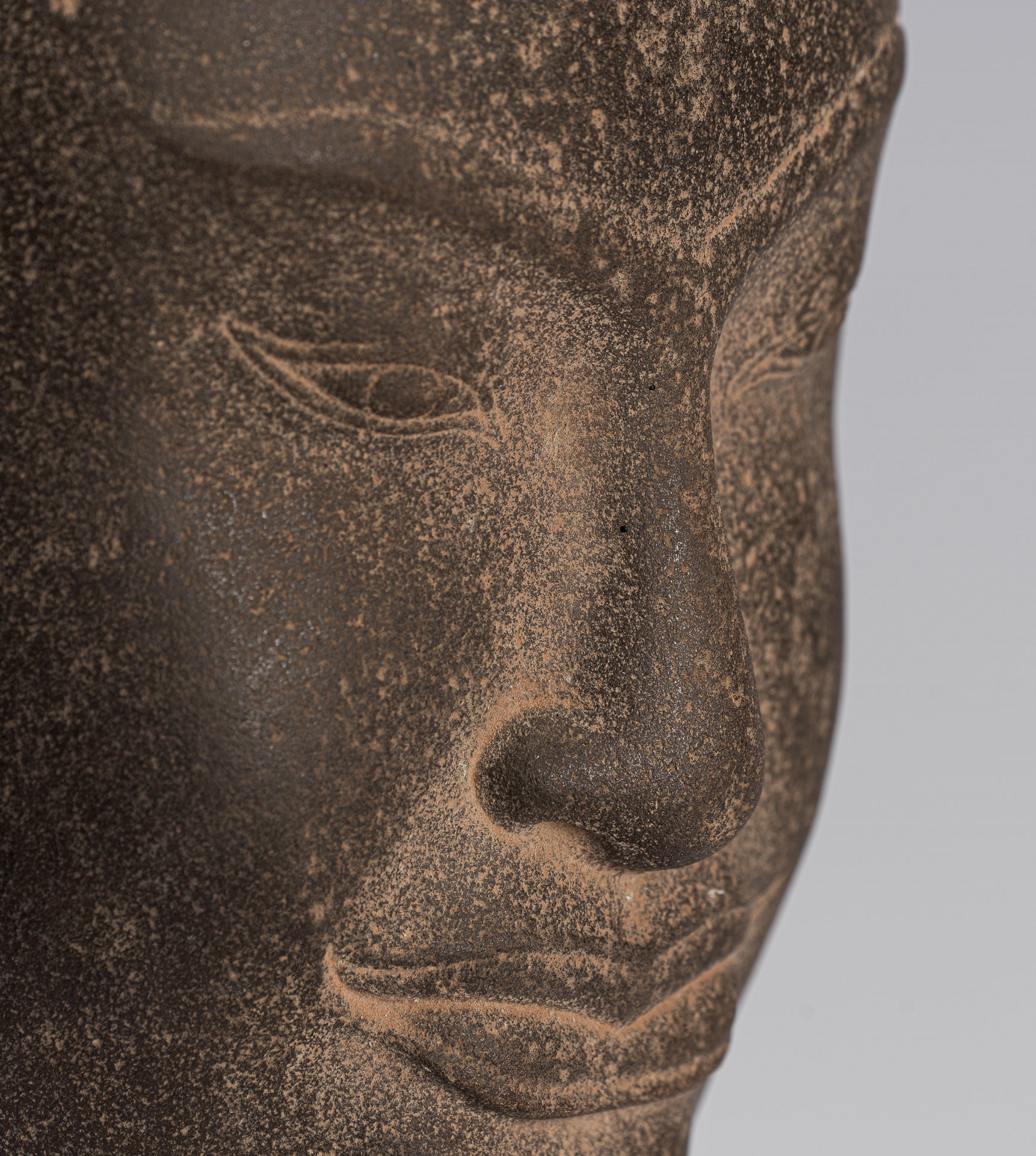 Buddha-Statue – Bayon-Buddha-Kopfstatue im antiken Khmer-Stil auf Stein montiert – 42 cm/17 Zoll