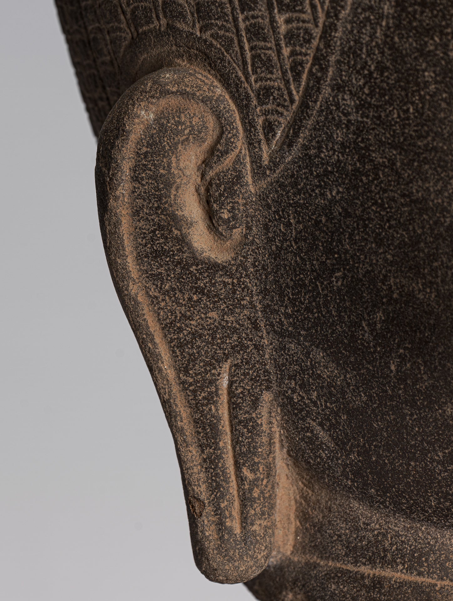 Buddha-Statue – Bayon-Buddha-Kopfstatue im antiken Khmer-Stil auf Stein montiert – 42 cm/17 Zoll