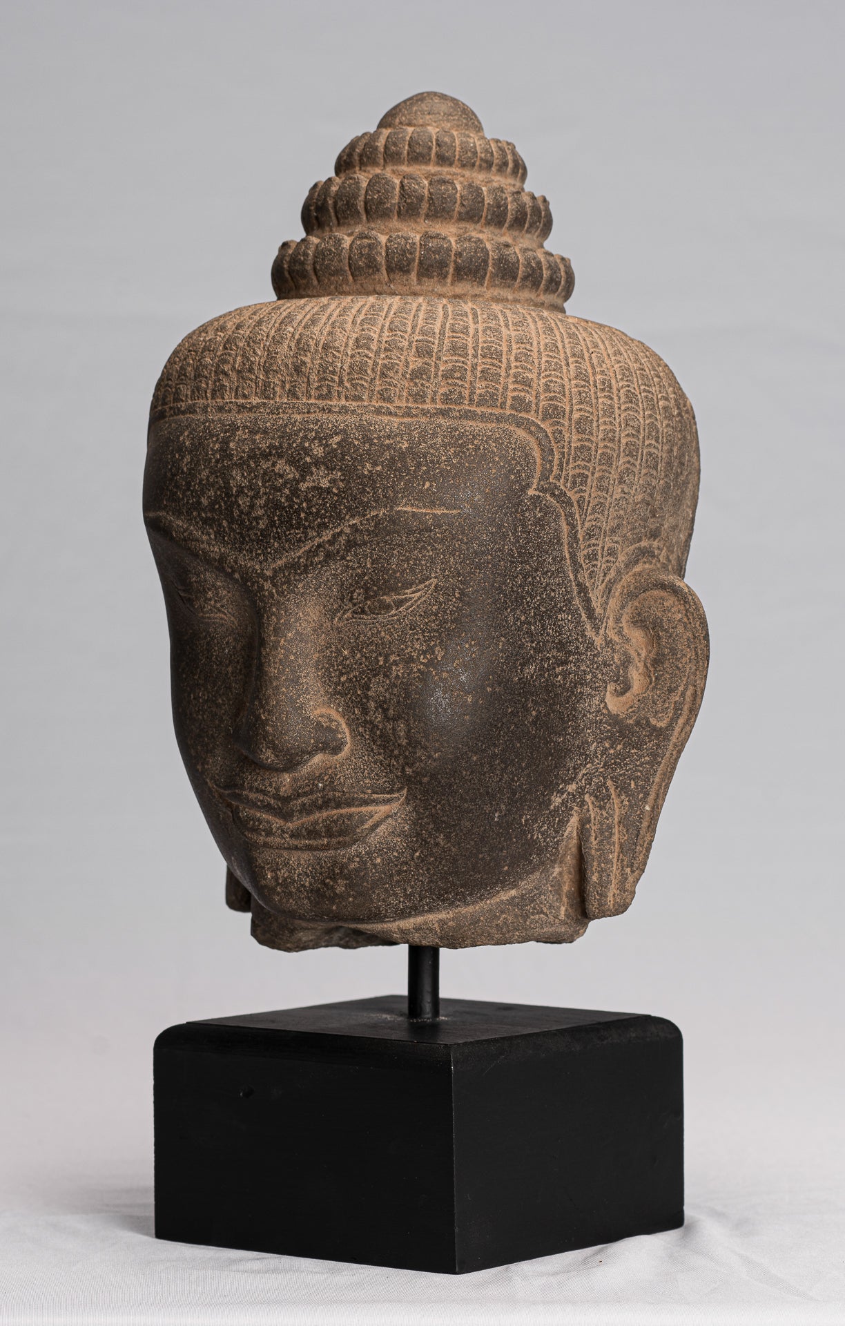 Buddha-Statue – Bayon-Buddha-Kopfstatue im antiken Khmer-Stil auf Stein montiert – 42 cm/17 Zoll