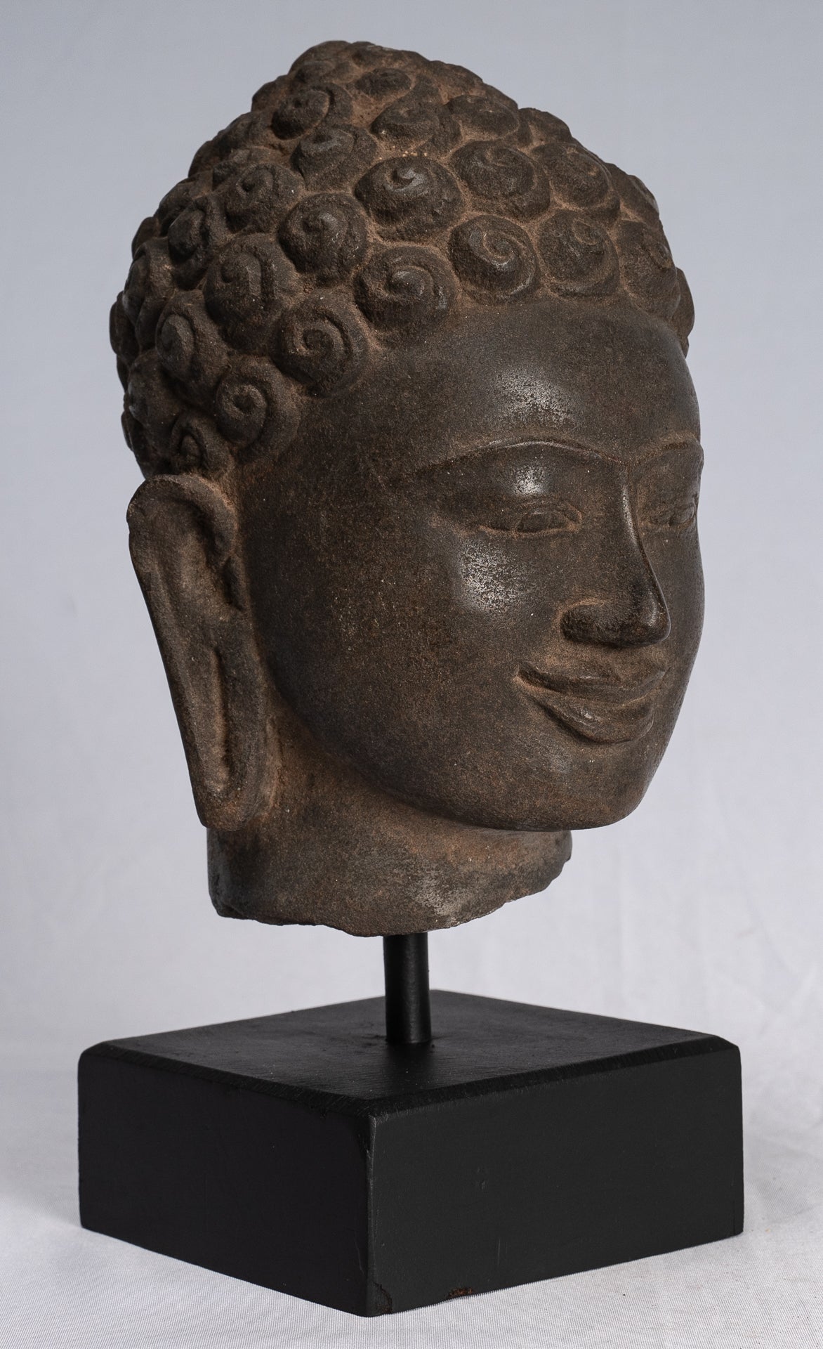 Buddha-Statue – antike thailändische Stein-Buddha-Kopf-Statue im Dvaravati-Stil – 22 cm.