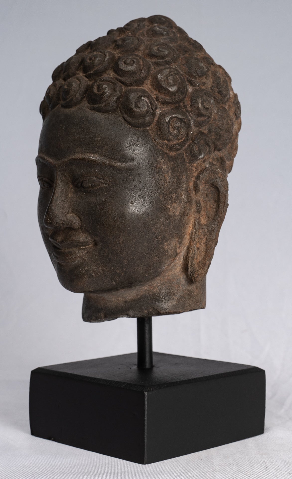 Buddha-Statue – antike thailändische Stein-Buddha-Kopf-Statue im Dvaravati-Stil – 22 cm.