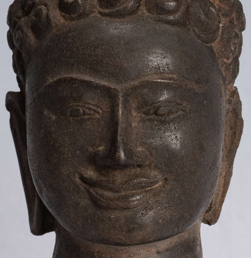 Buddha-Statue – antike thailändische Stein-Buddha-Kopf-Statue im Dvaravati-Stil – 22 cm.