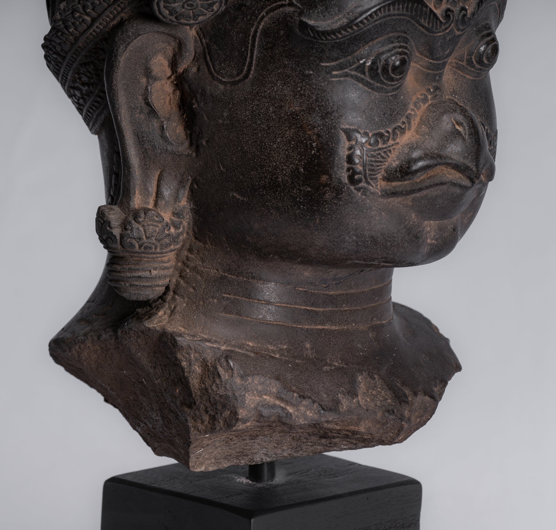 Statue Garuda - Statue antique en pierre de style Banteay Srei Khmer Garuda Vishnu - 46 cm/18"