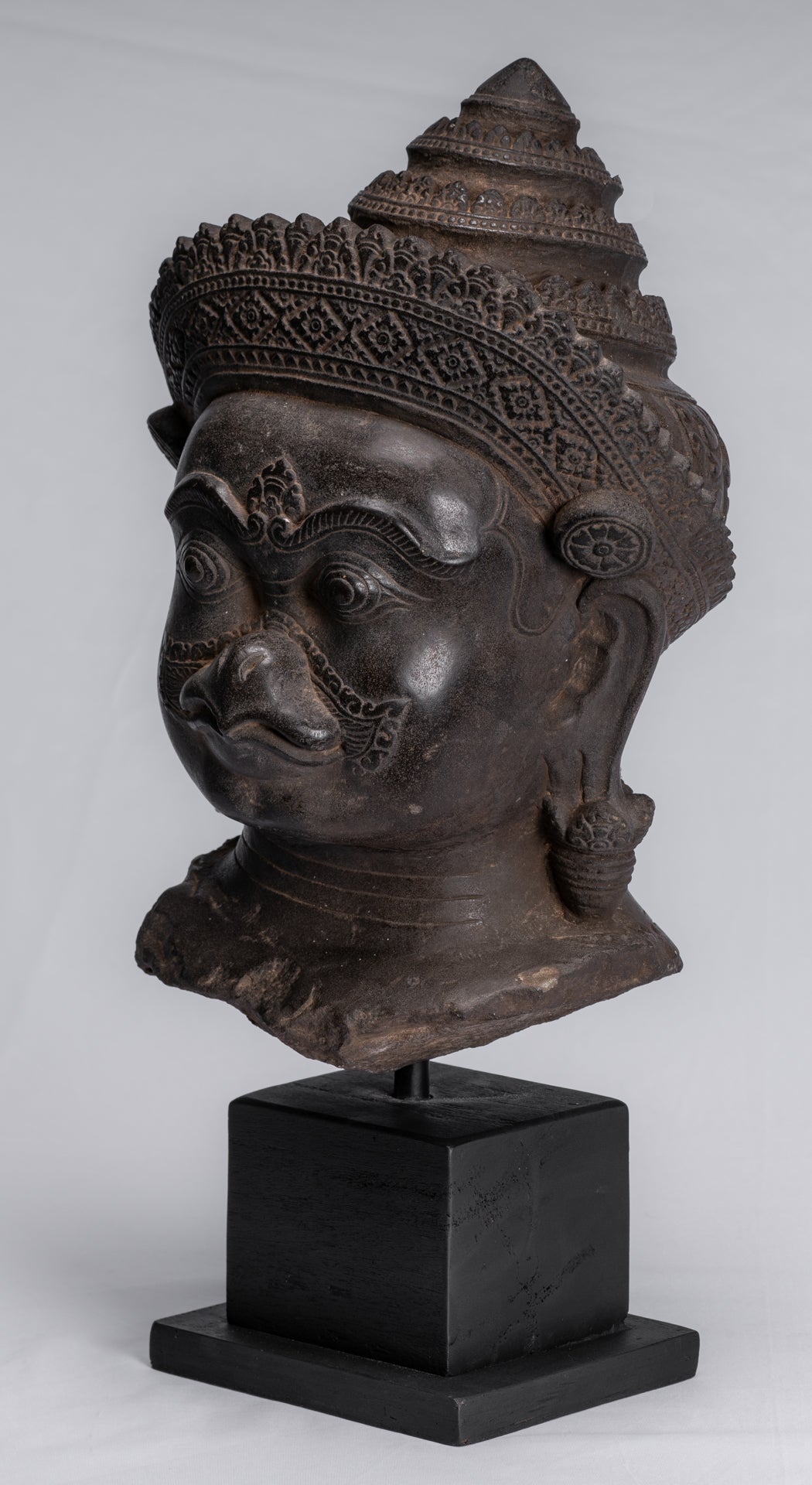 Statue Garuda - Statue antique en pierre de style Banteay Srei Khmer Garuda Vishnu - 46 cm/18"