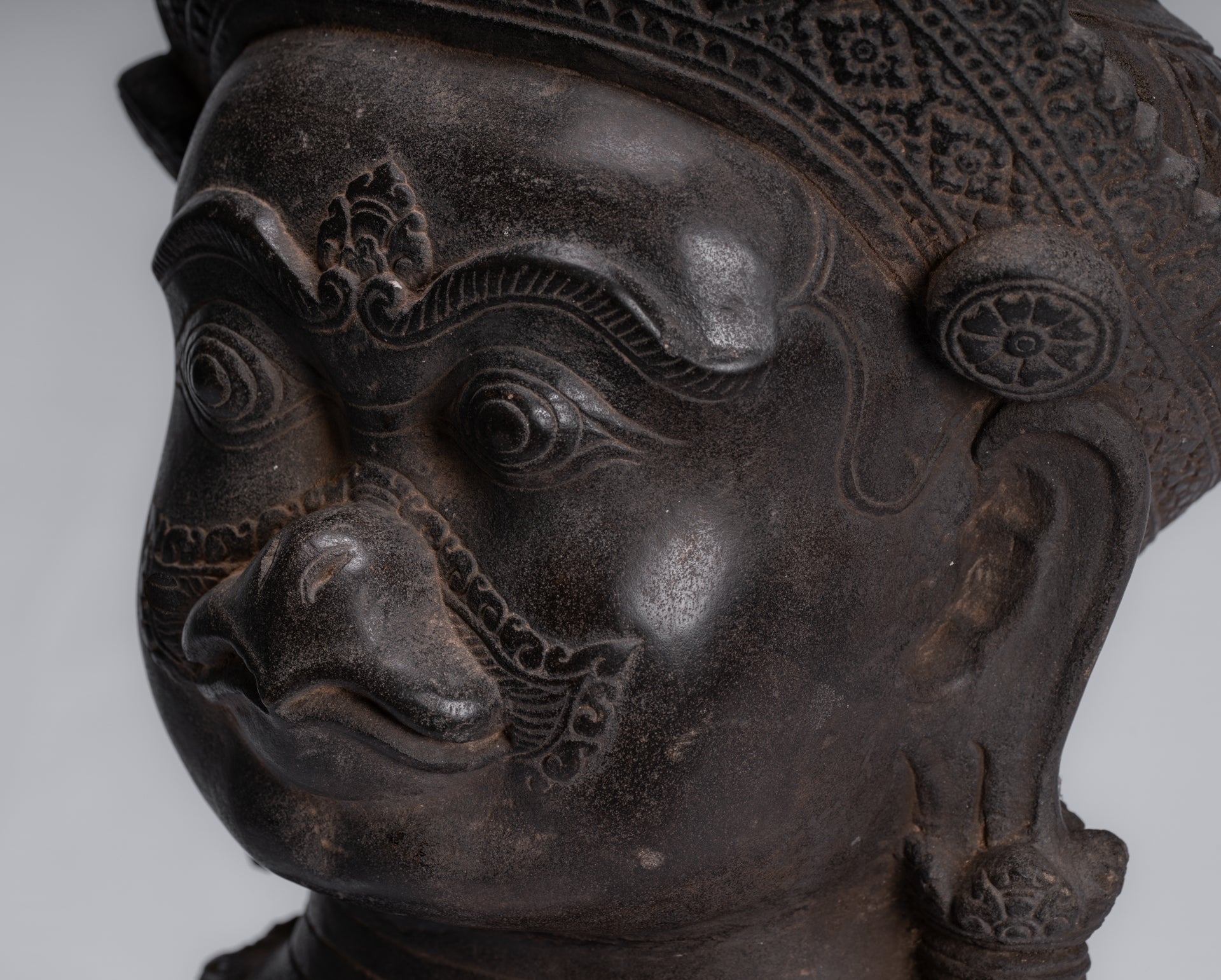 Statue Garuda - Statue antique en pierre de style Banteay Srei Khmer Garuda Vishnu - 46 cm/18"