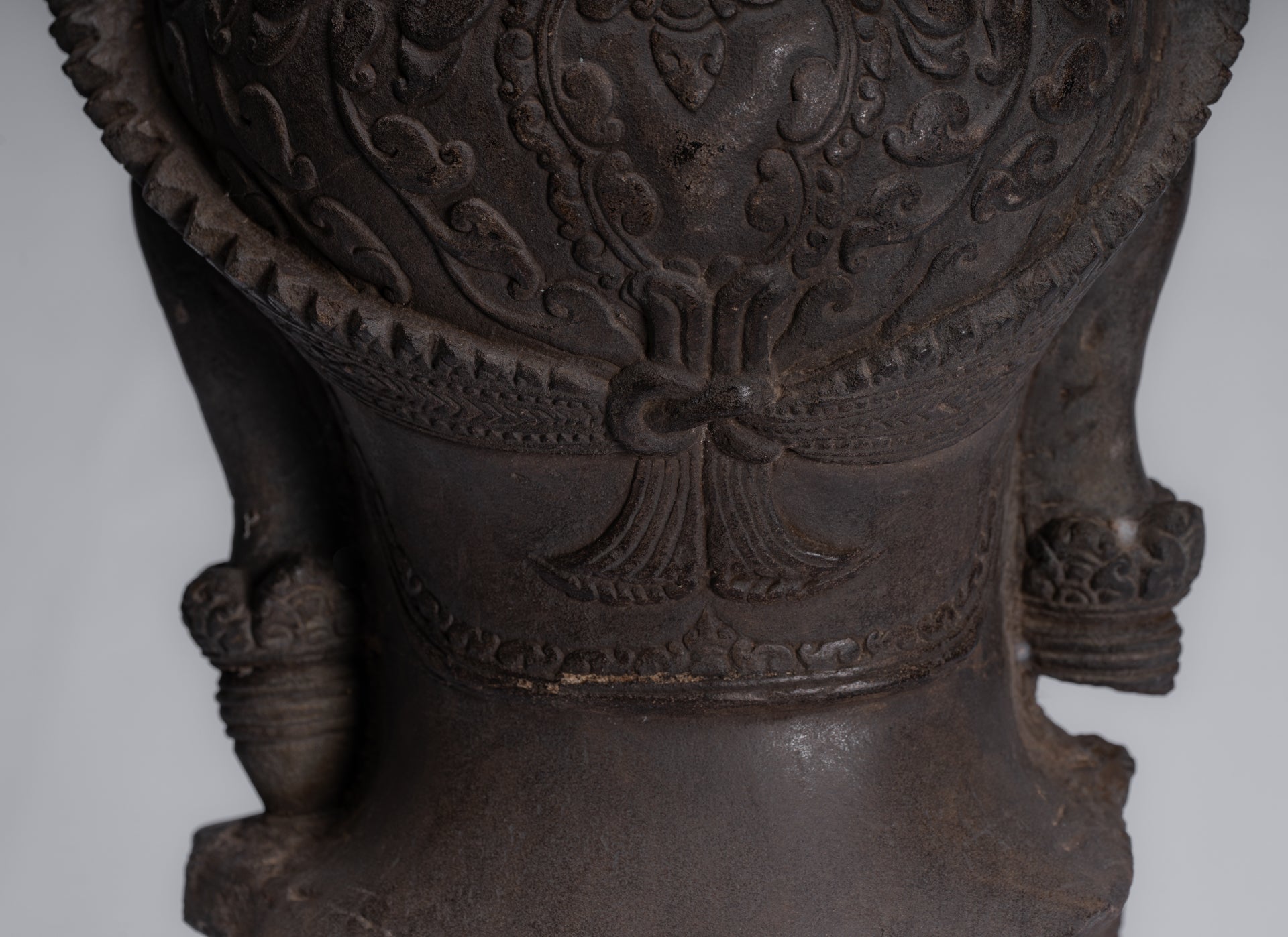 Statue Garuda - Statue antique en pierre de style Banteay Srei Khmer Garuda Vishnu - 46 cm/18"