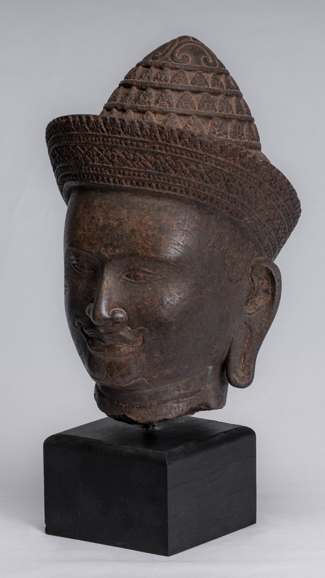 Statue Vishnu - Antique Banteay Srei Stone Stone Monted Khmer Vishnu Head - 35cm / 14 "